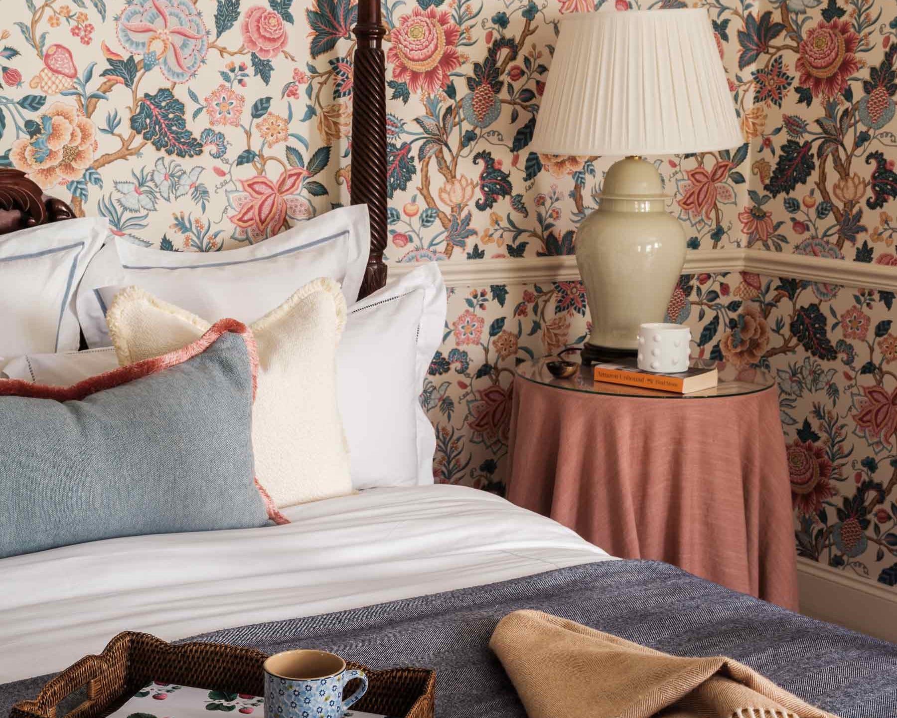 Handmade White Amber Scented Candle - Medium | Anboise