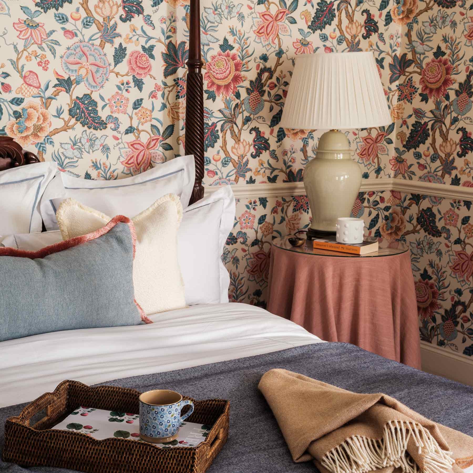 Handmade White Amber Scented Candle - Medium | Anboise