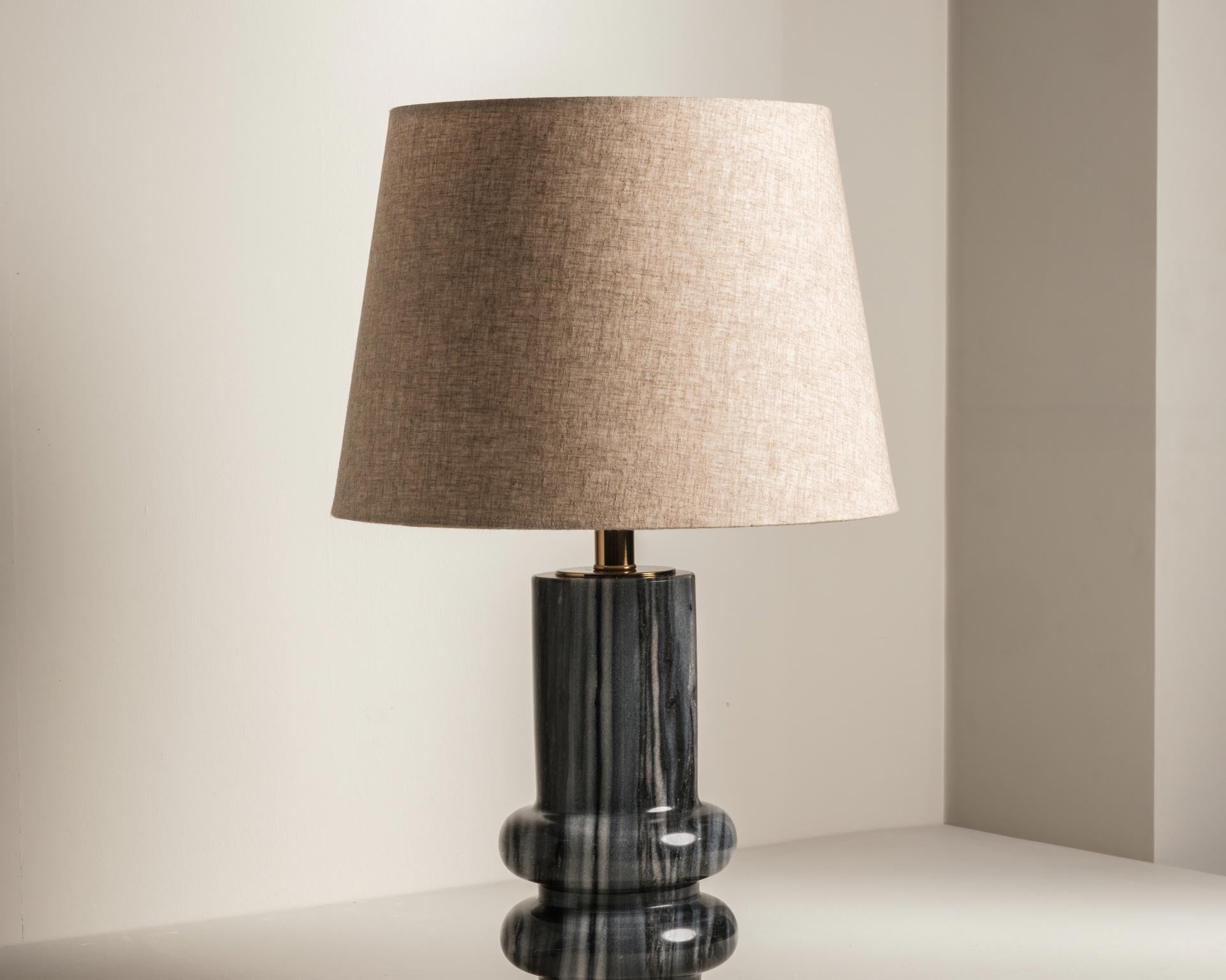 Daphne sculptural grey marble table lamp with linen shade – Anboise