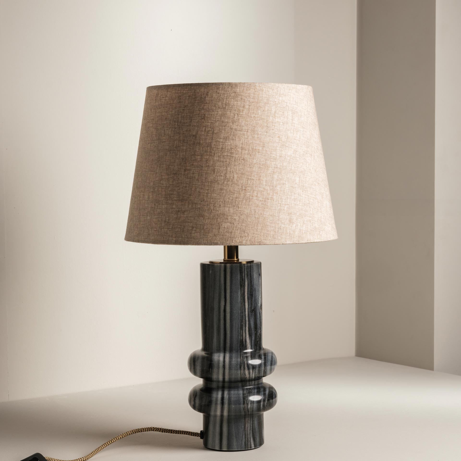 Daphne sculptural grey marble table lamp with linen shade – Anboise