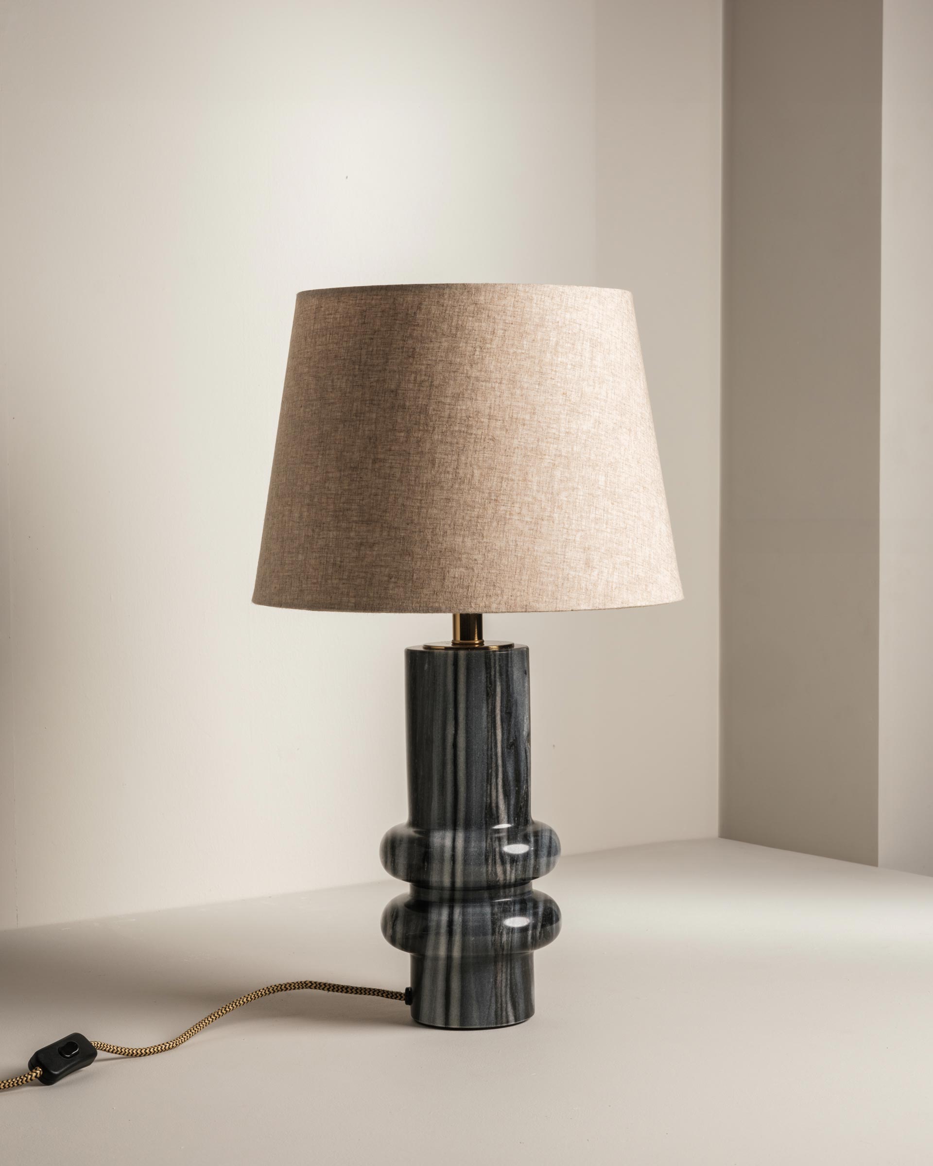 Daphne sculptural grey marble table lamp with linen shade – Anboise
