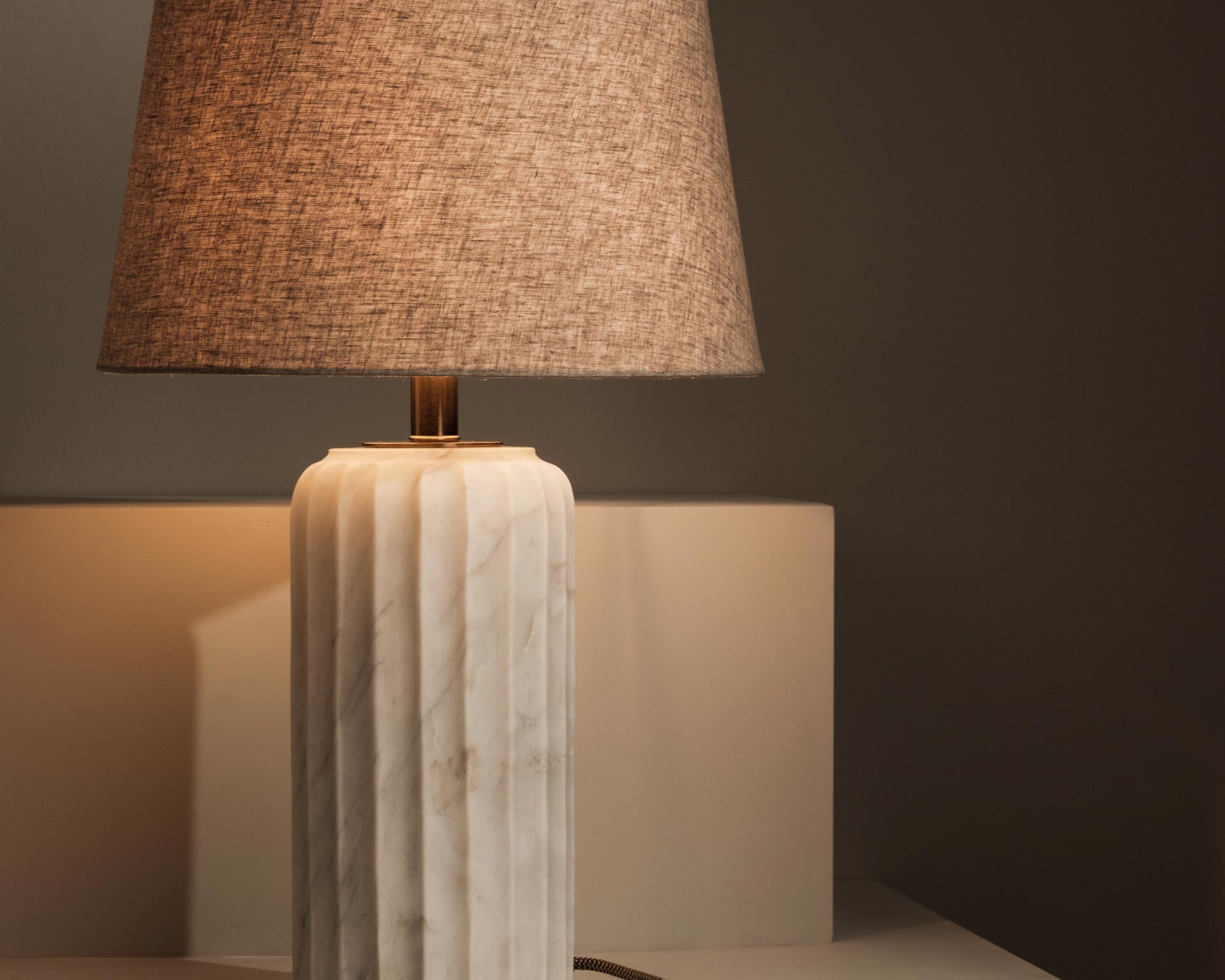 Dylan fluted marble table lamp with linen shade – Anboise