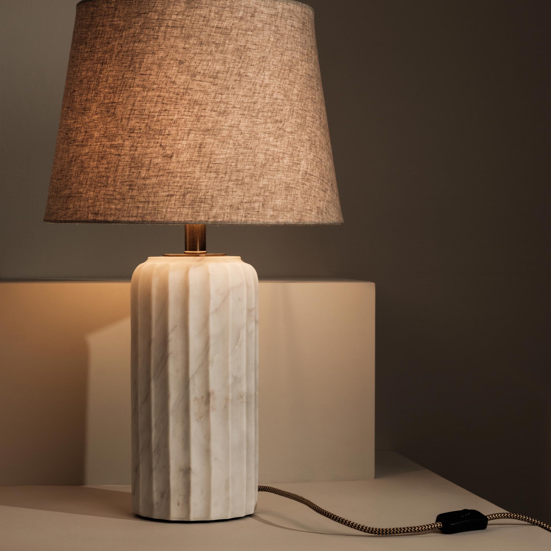 Dylan fluted marble table lamp with linen shade – Anboise