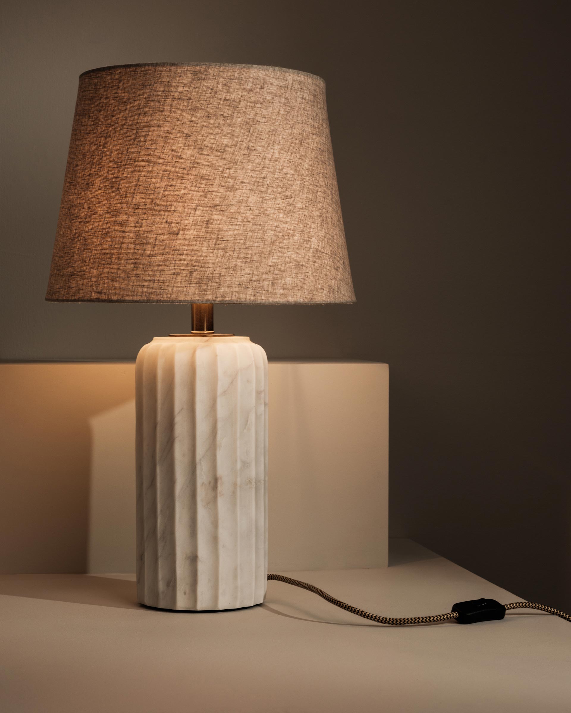 Dylan fluted marble table lamp with linen shade – Anboise