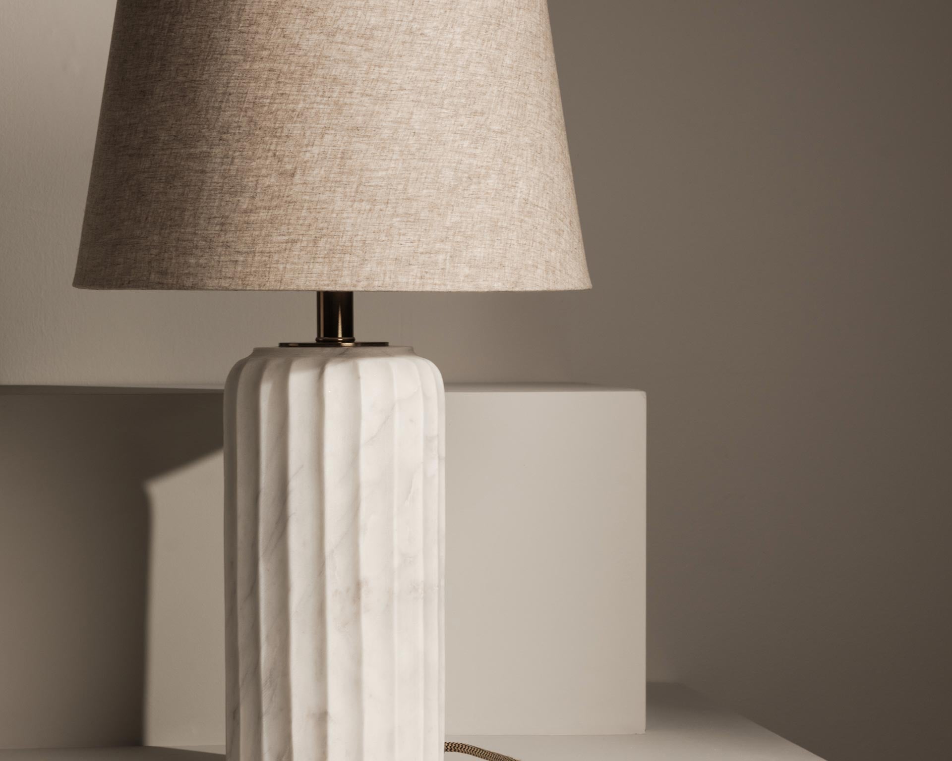 Marble table lamp with fabric cord and soft lighting - Anboise