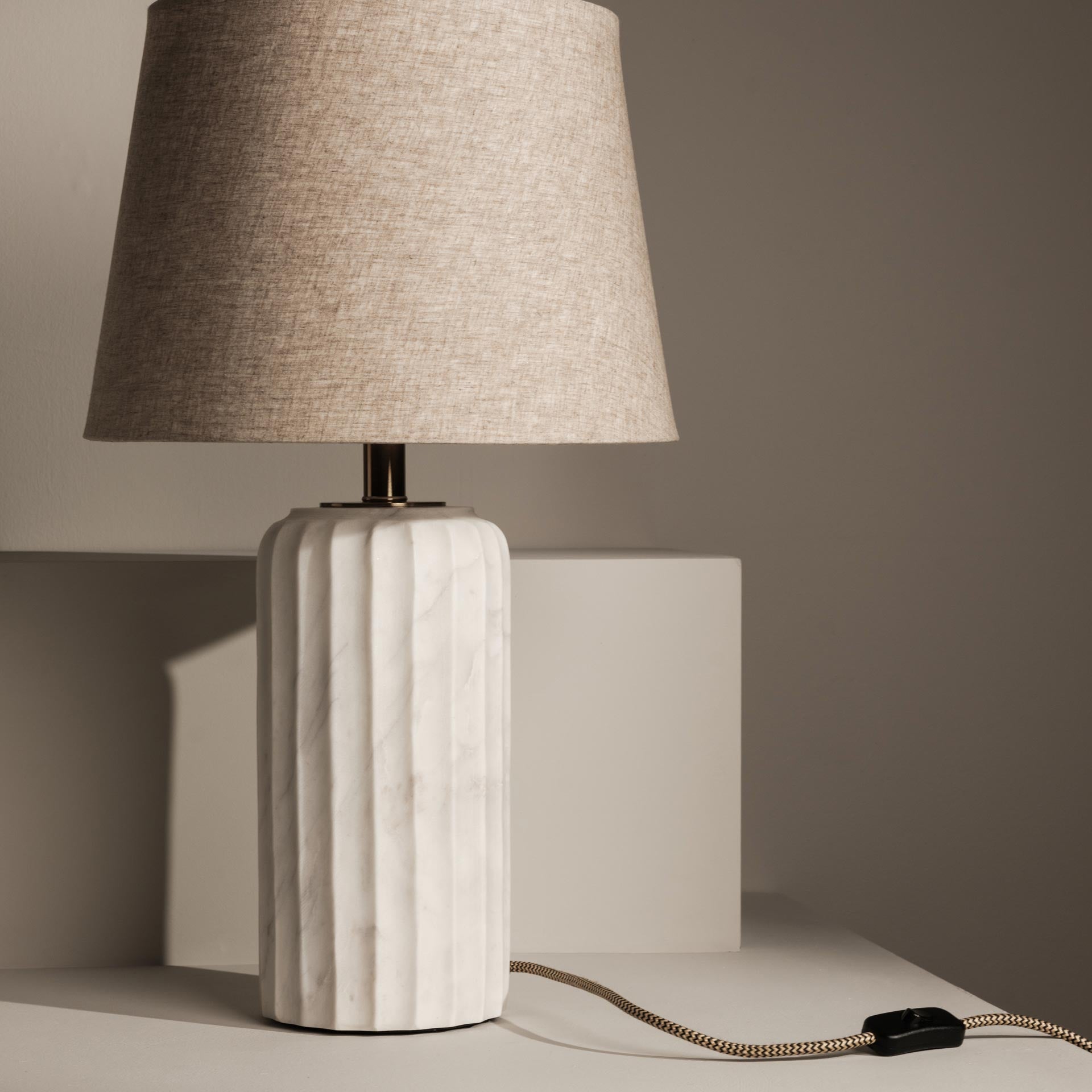 Marble table lamp with fabric cord and soft lighting - Anboise