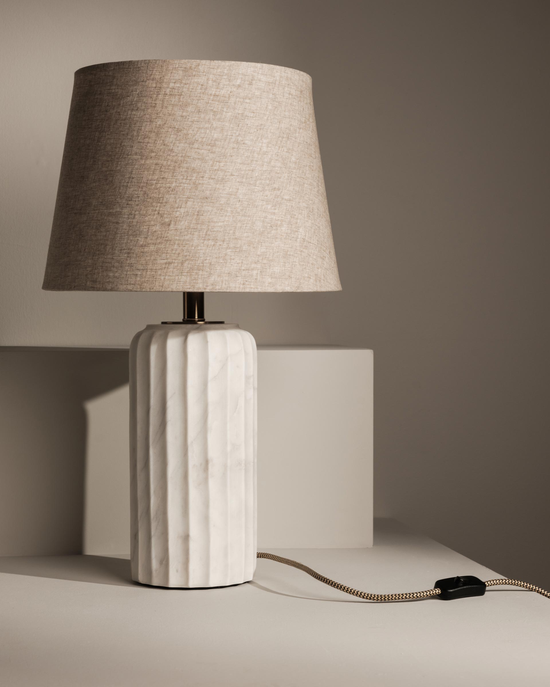 Marble table lamp with fabric cord and soft lighting - Anboise