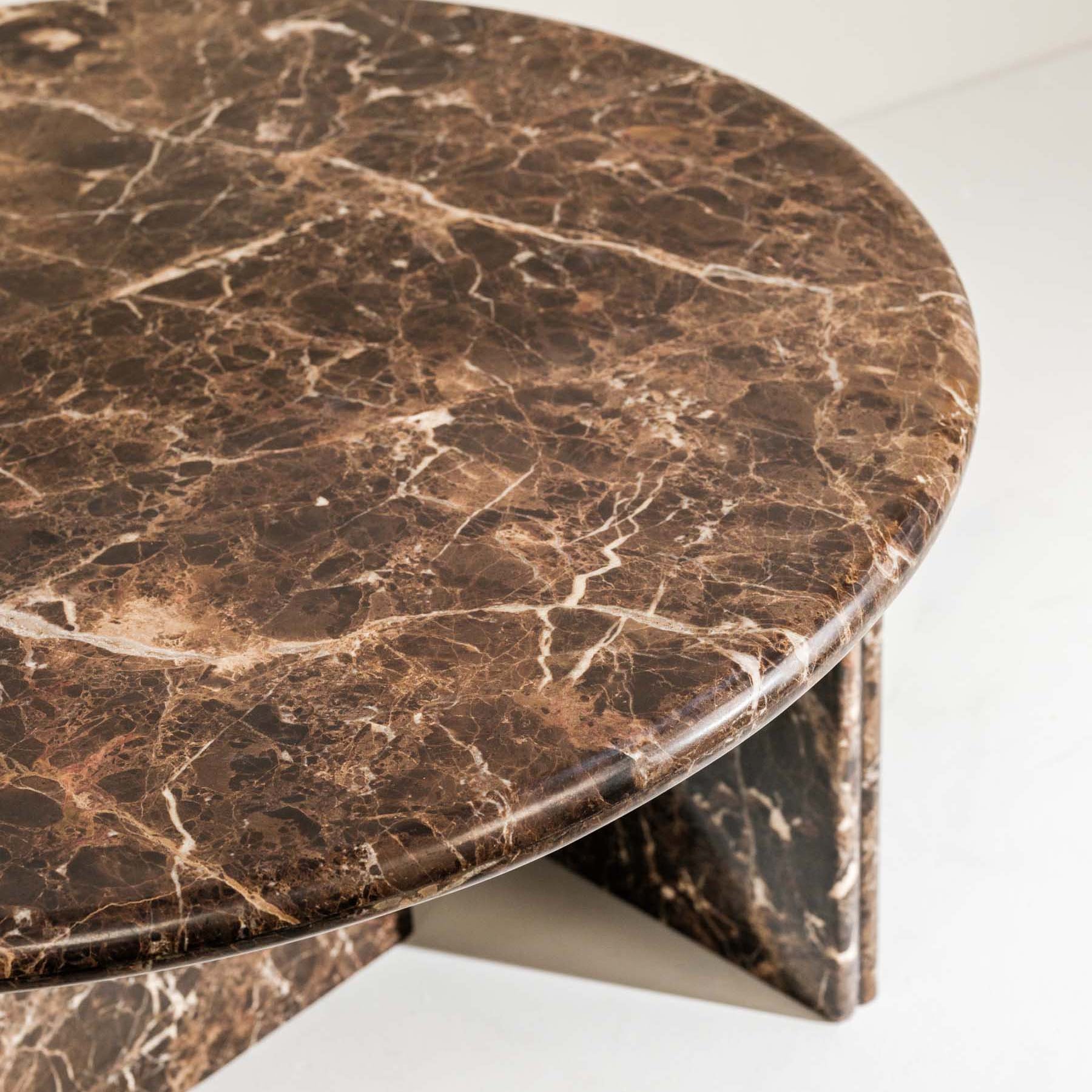 Close‑up of natural marble veining and polished finish - round marble table - Anboise 