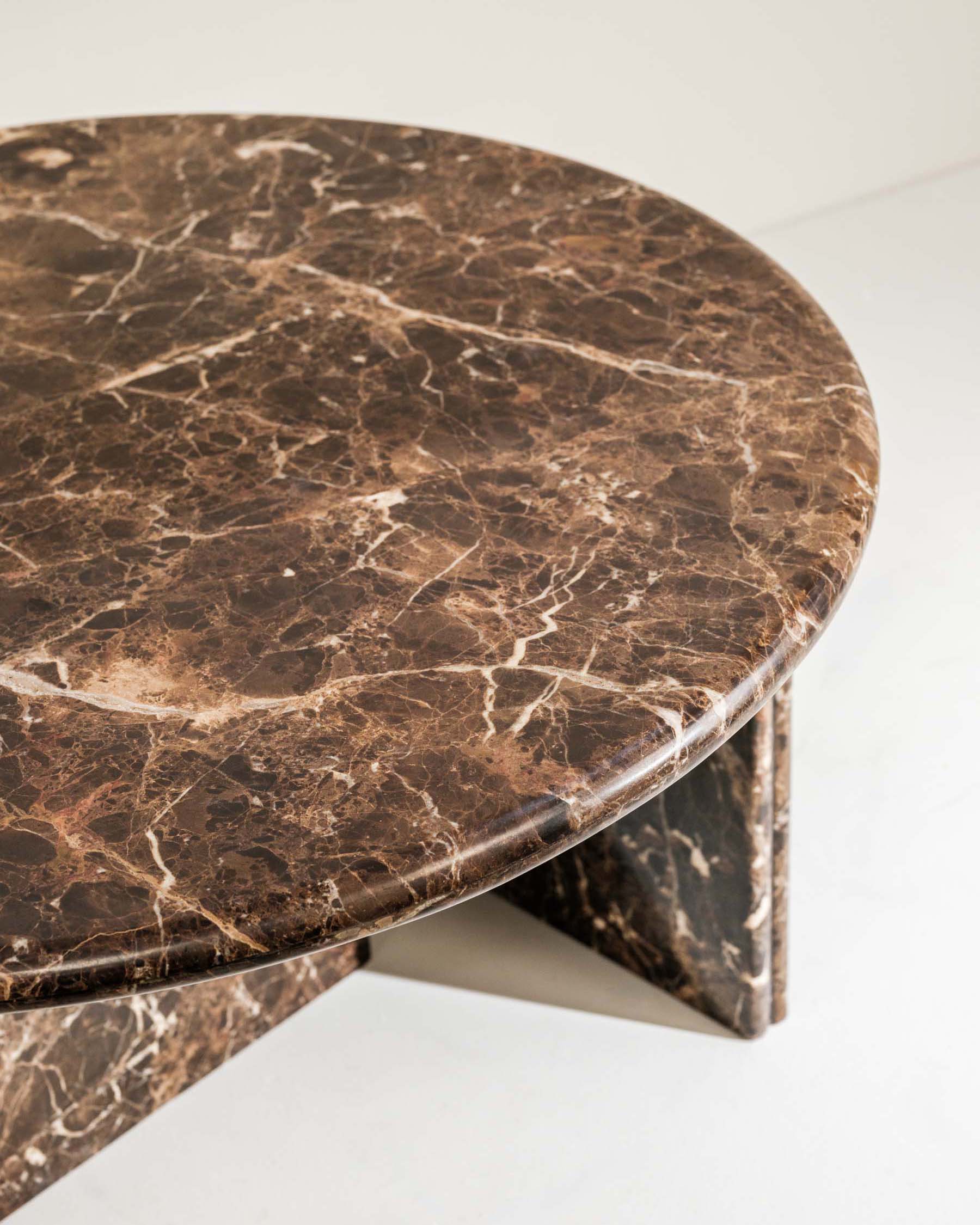 Close‑up of natural marble veining and polished finish - round marble table - Anboise 