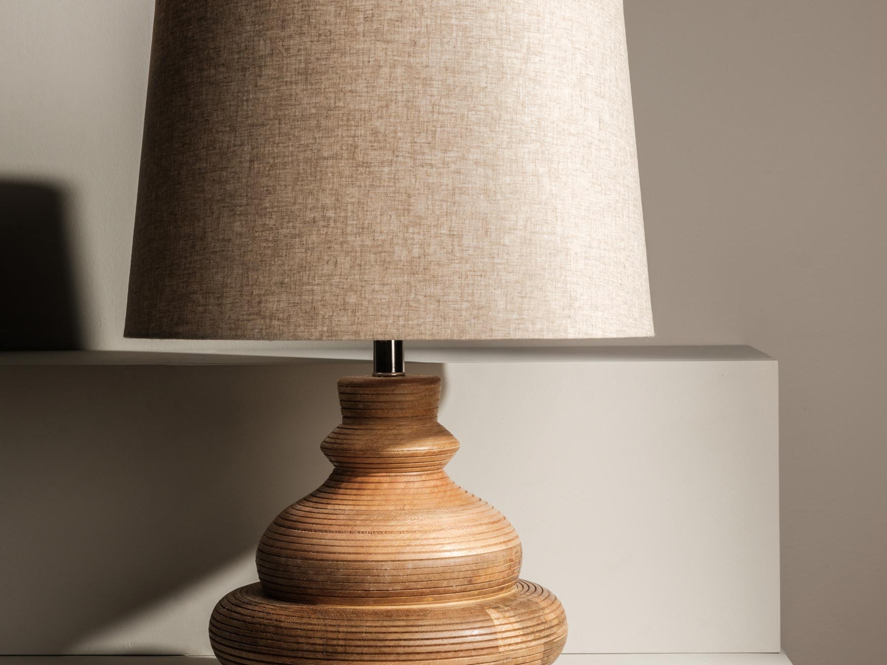 Frances turned wood table lamp with ridged base and linen shade – Anboise