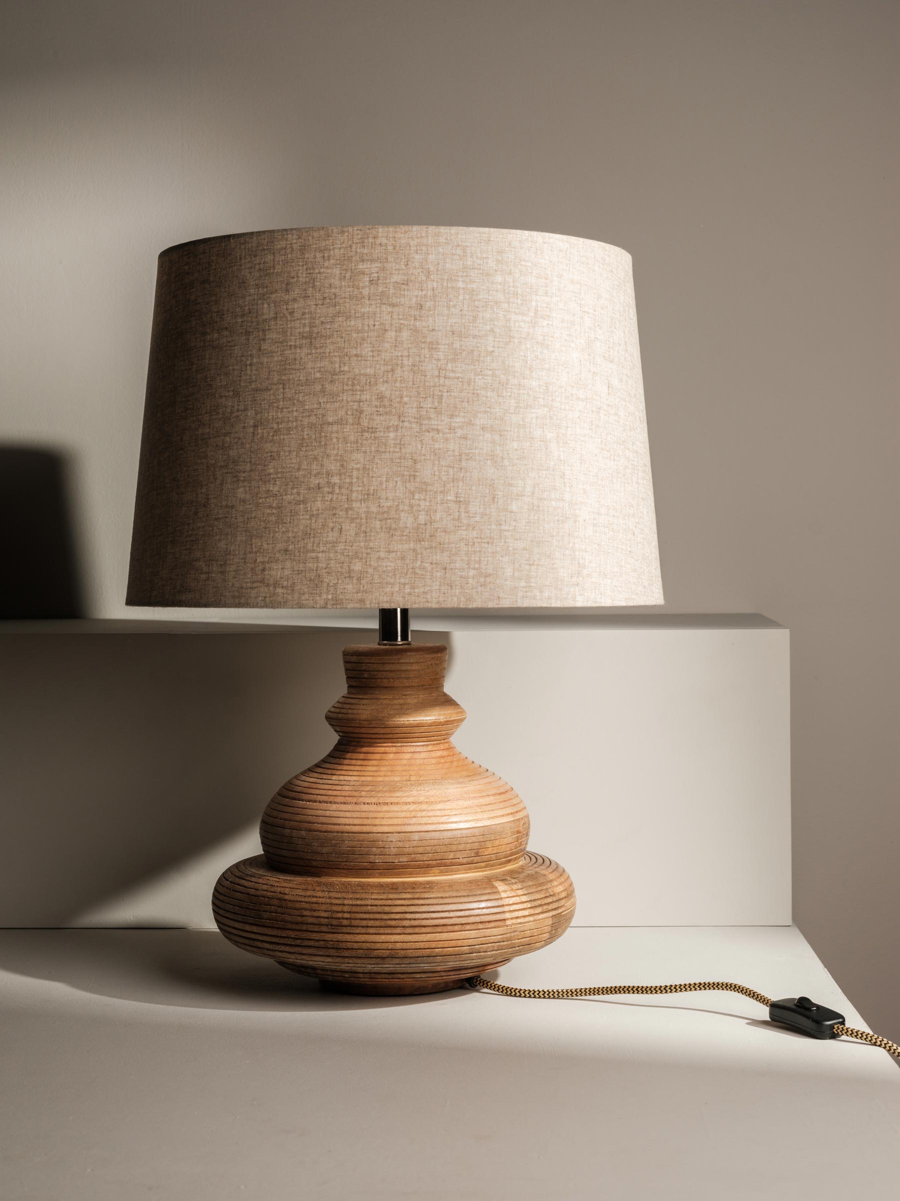 Frances turned wood table lamp with ridged base and linen shade – Anboise