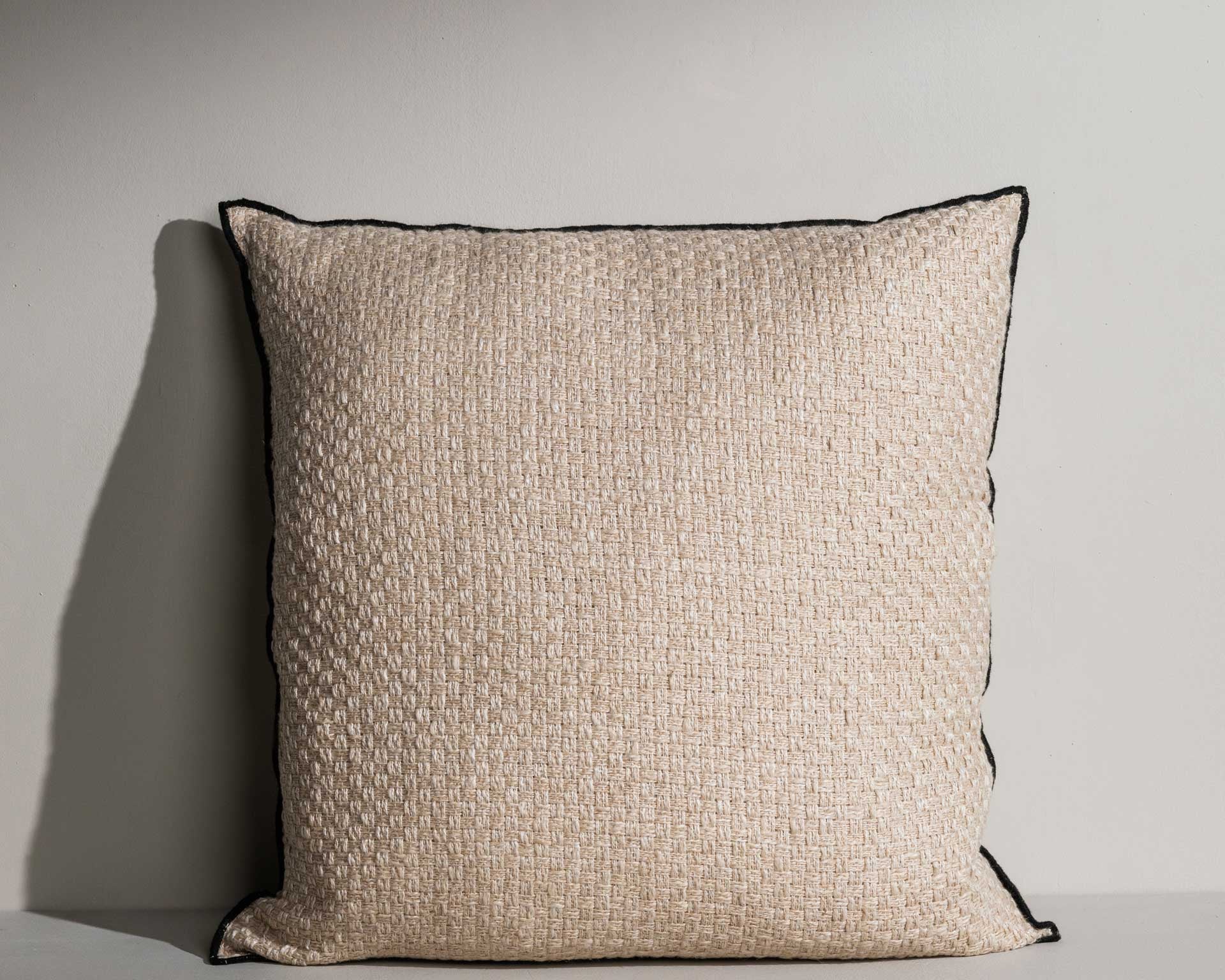Hattie woven oatmeal cushion with contrast piping – Anboise