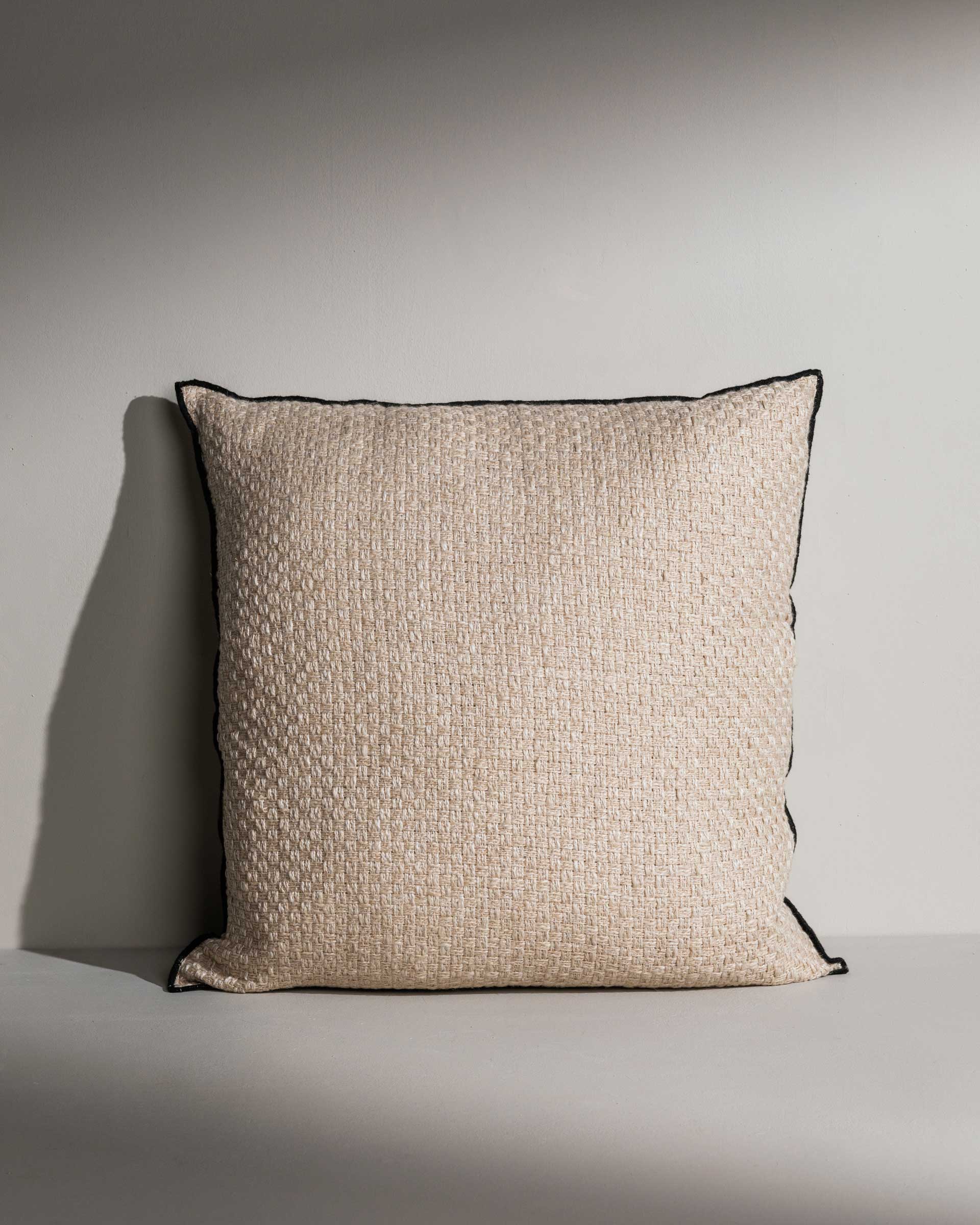 Hattie woven oatmeal cushion with contrast piping – Anboise