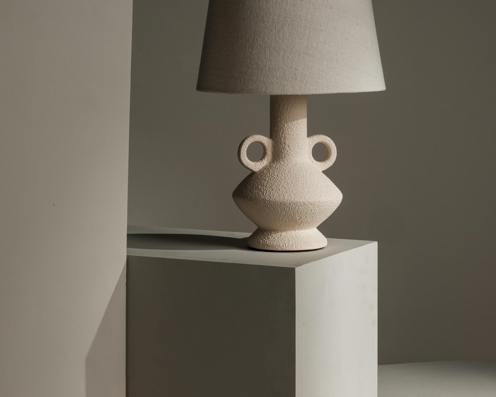 Helen textured off‑white ceramic table lamp with linen shade – Anboise