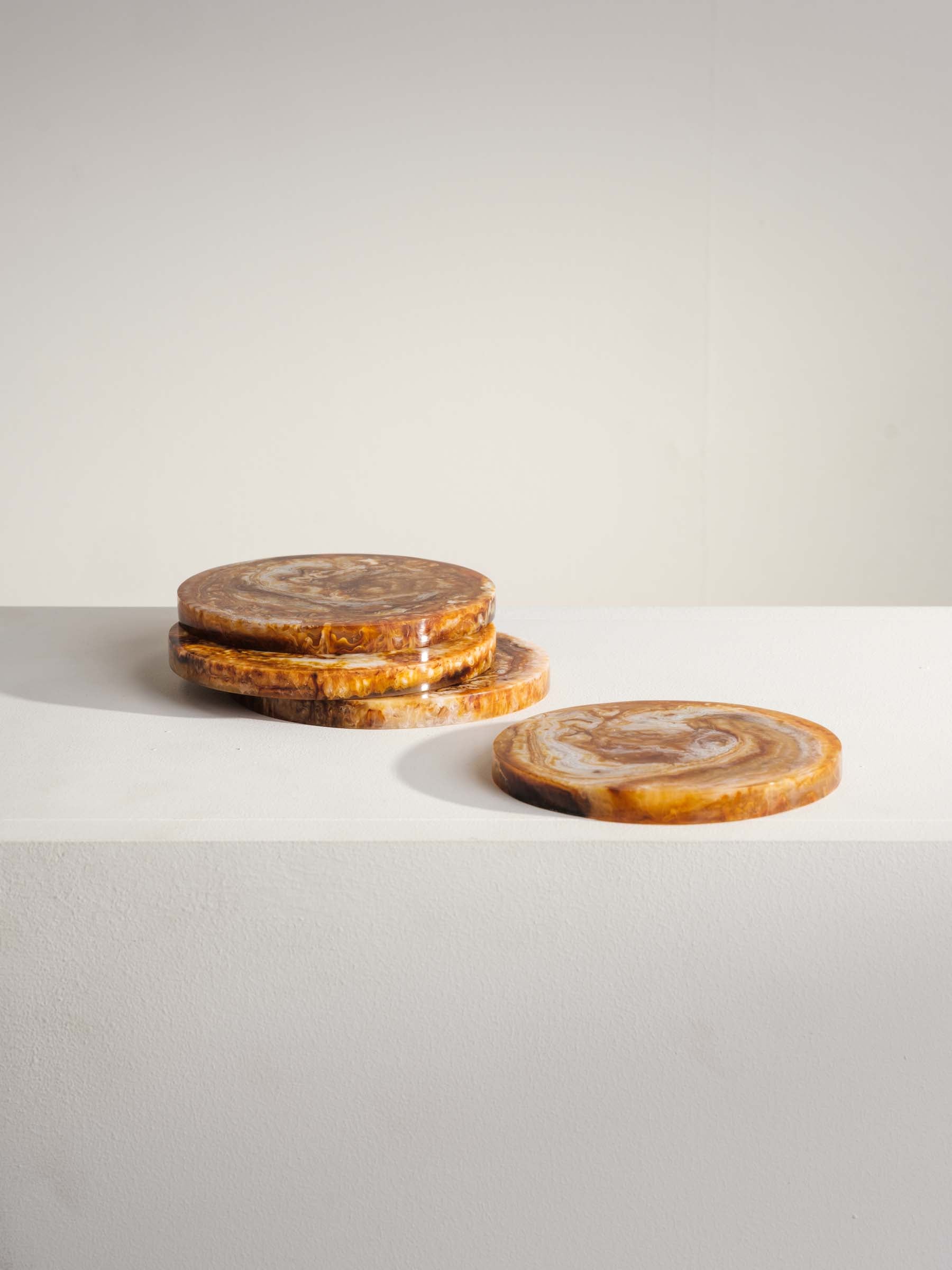 Jimena amber resin coasters – set of four with marbled tones – Anboise