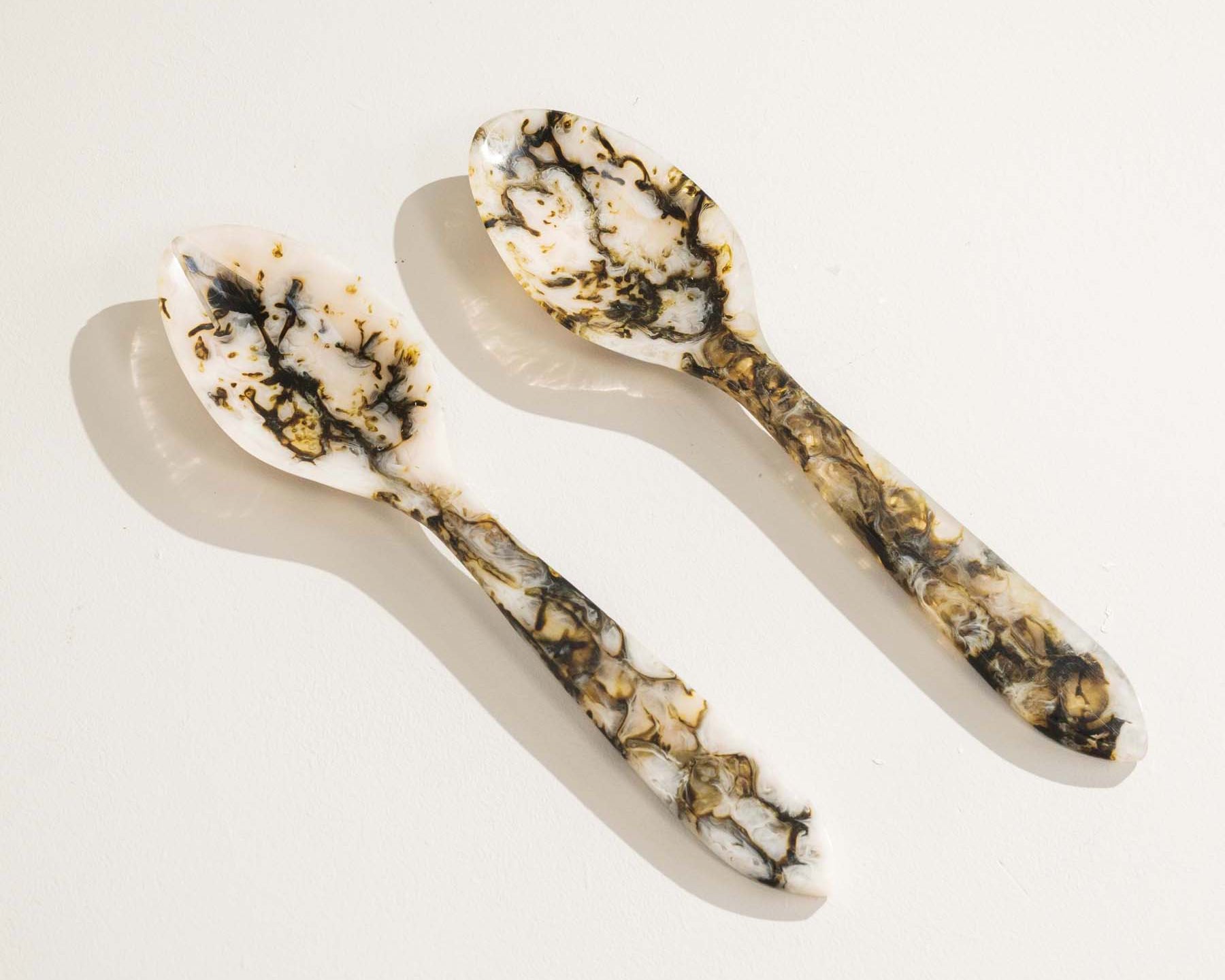 Kathryn green and white marbled resin salad servers – Anboise