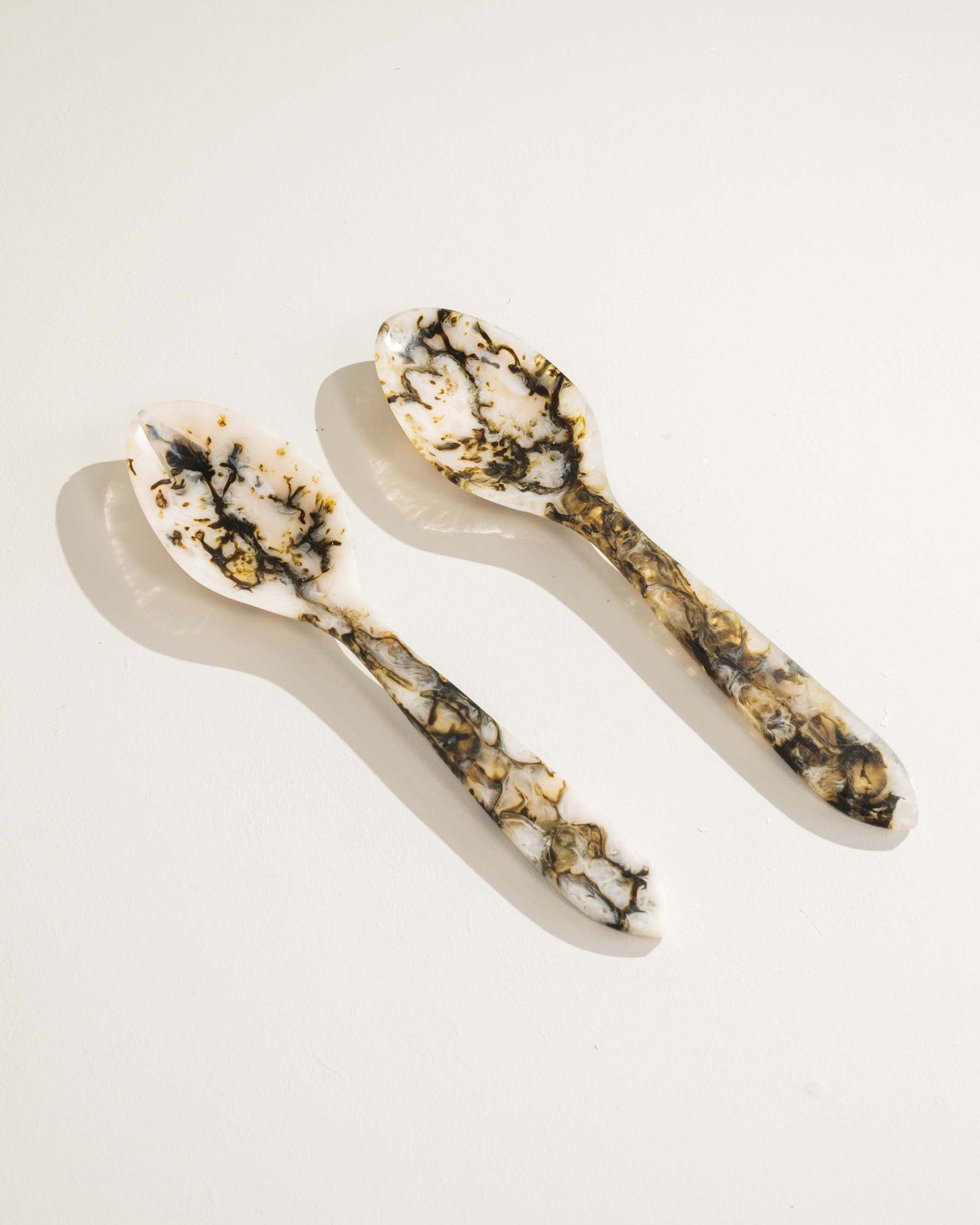 Kathryn green and white marbled resin salad servers – Anboise