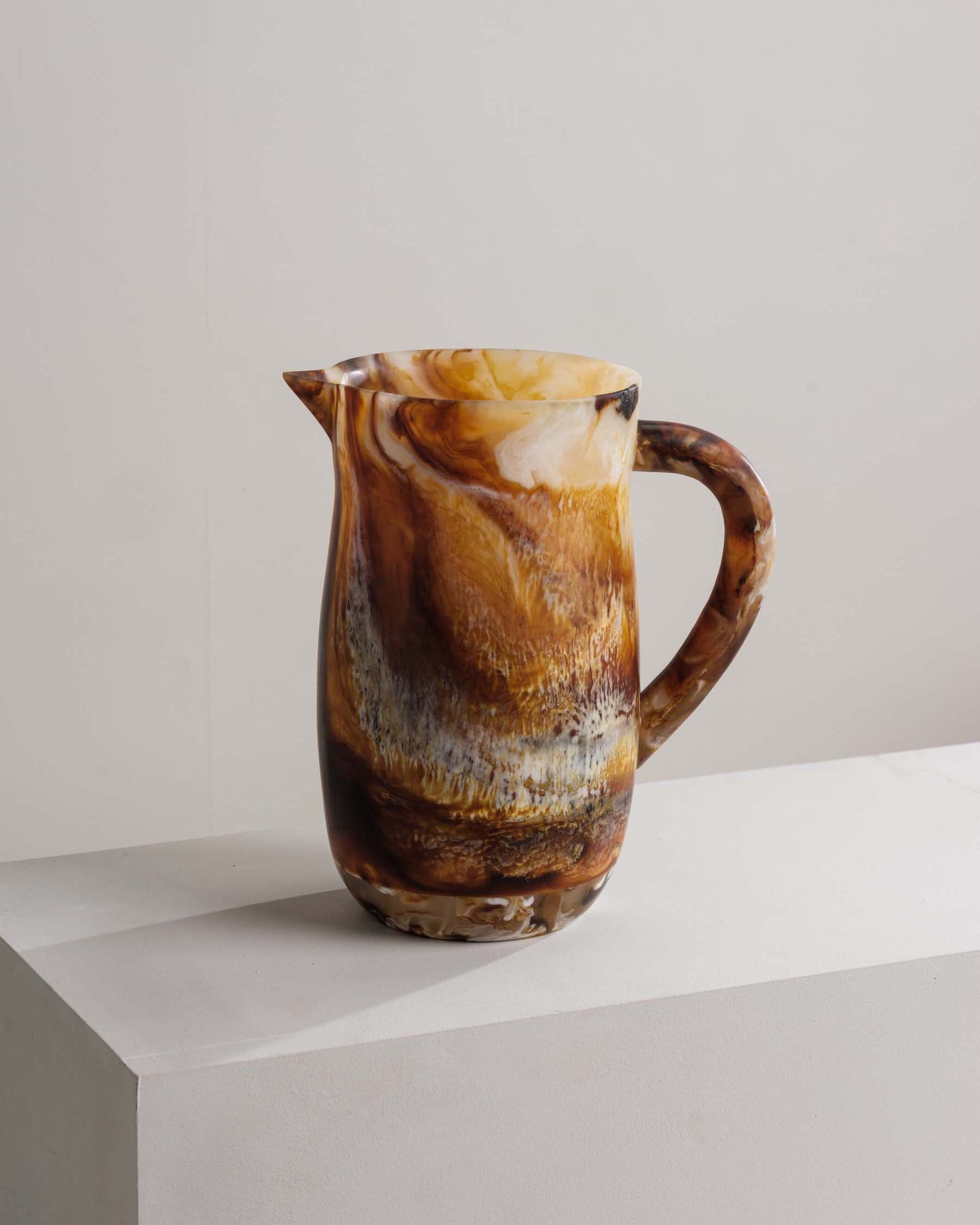 Kensley amber resin jug with natural swirling patterns – Anboise