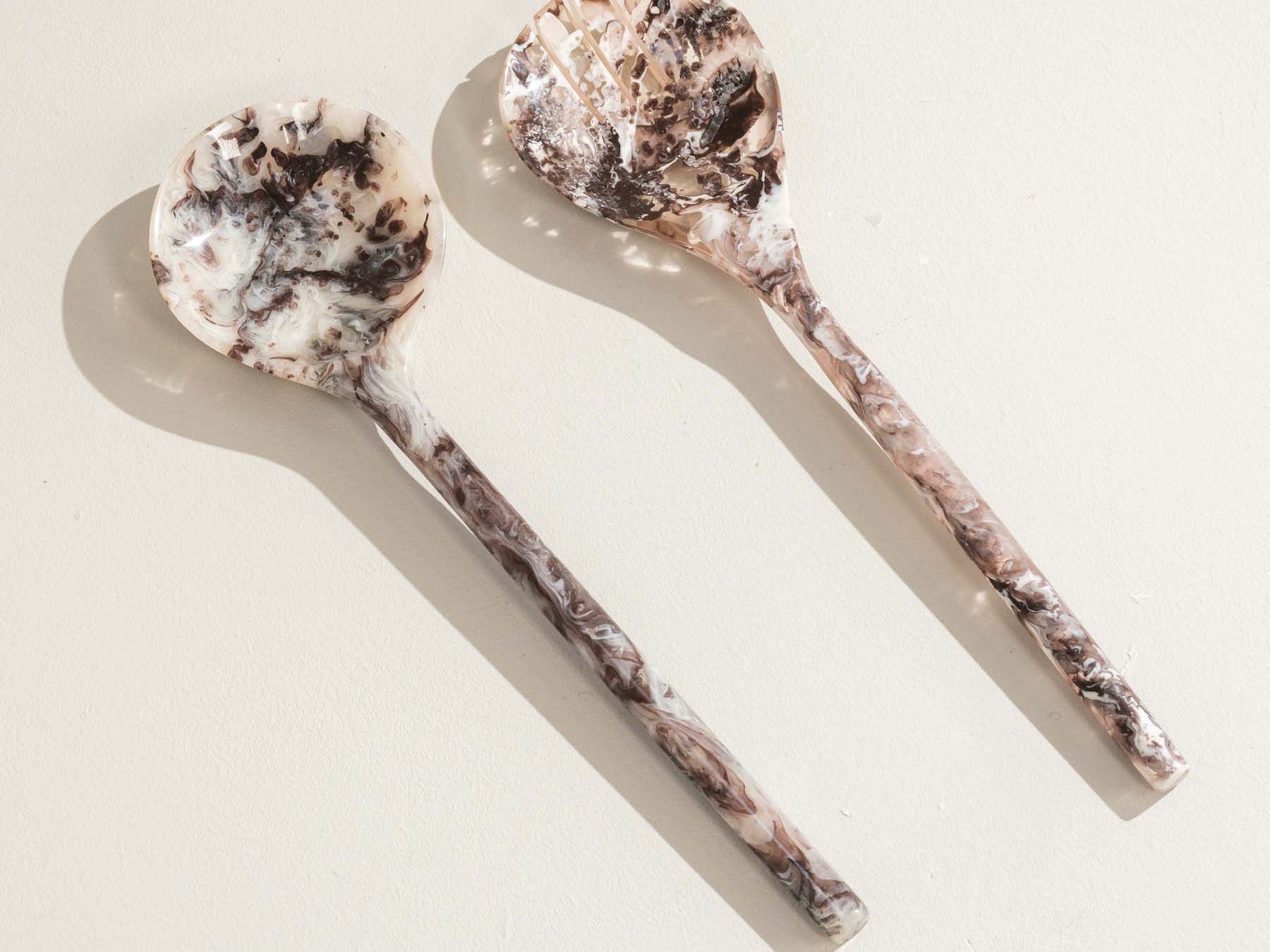 Eve black and white marbled resin salad servers – Anboise