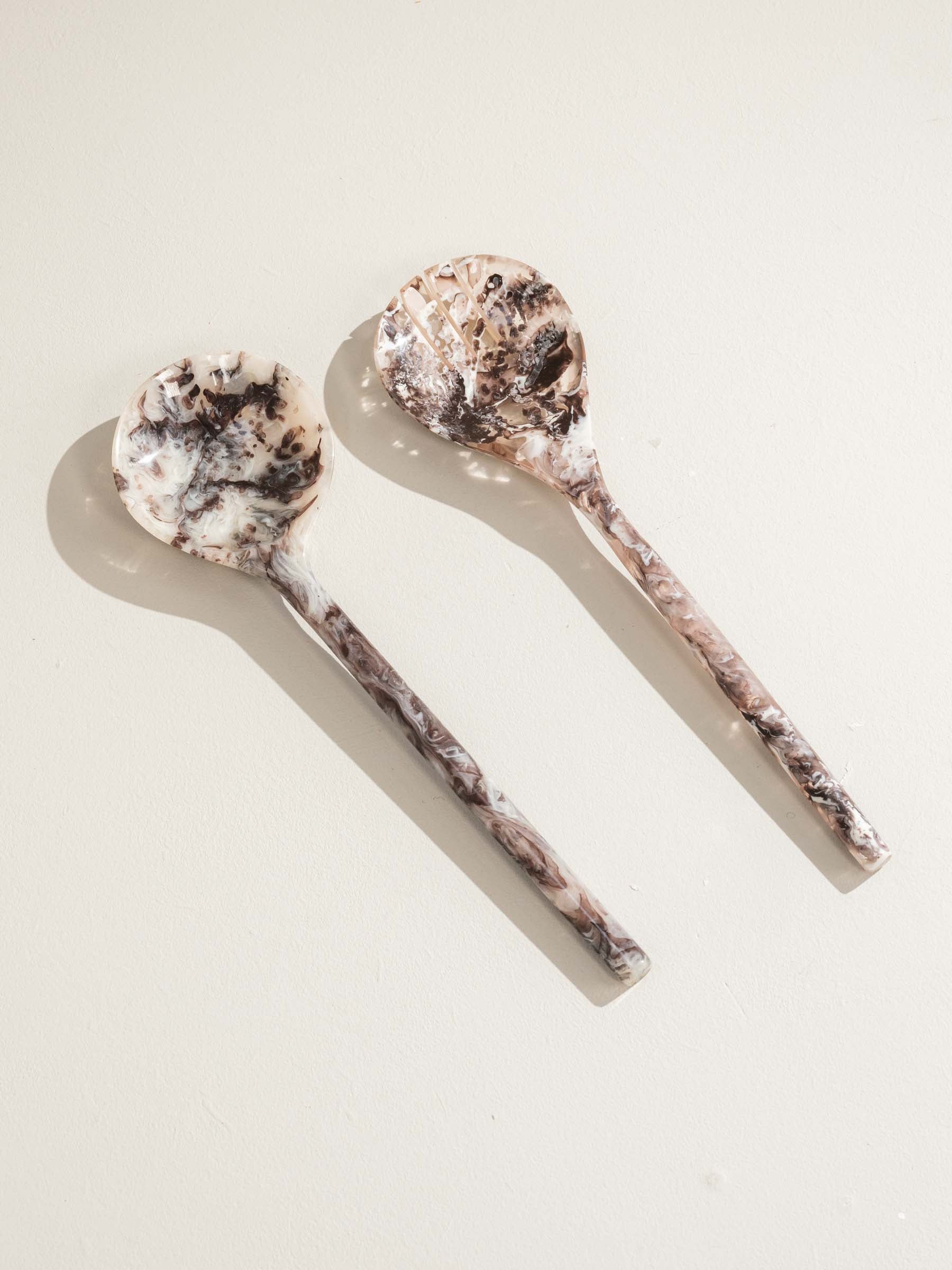 Eve black and white marbled resin salad servers – Anboise