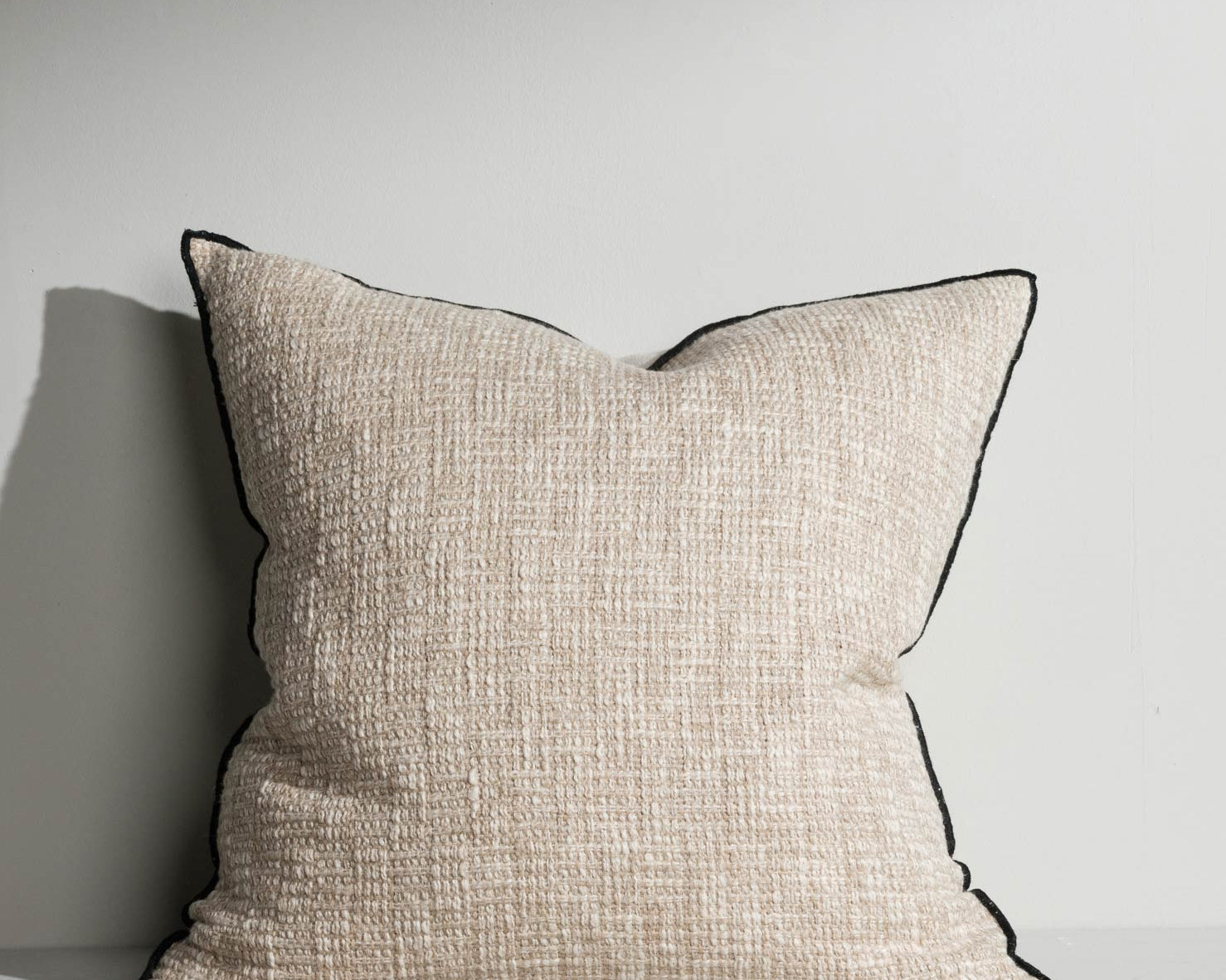 Kaitlyn textured cream square cushion with contrast piping – Anboise