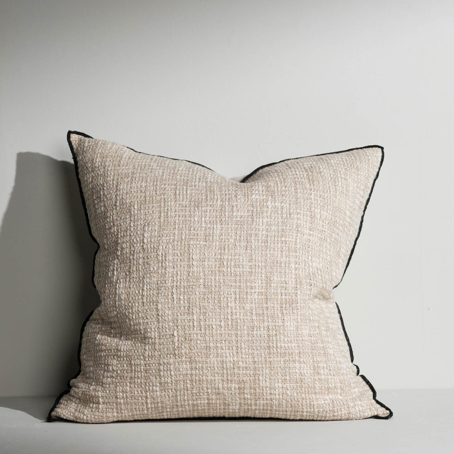 Kaitlyn textured cream square cushion with contrast piping – Anboise