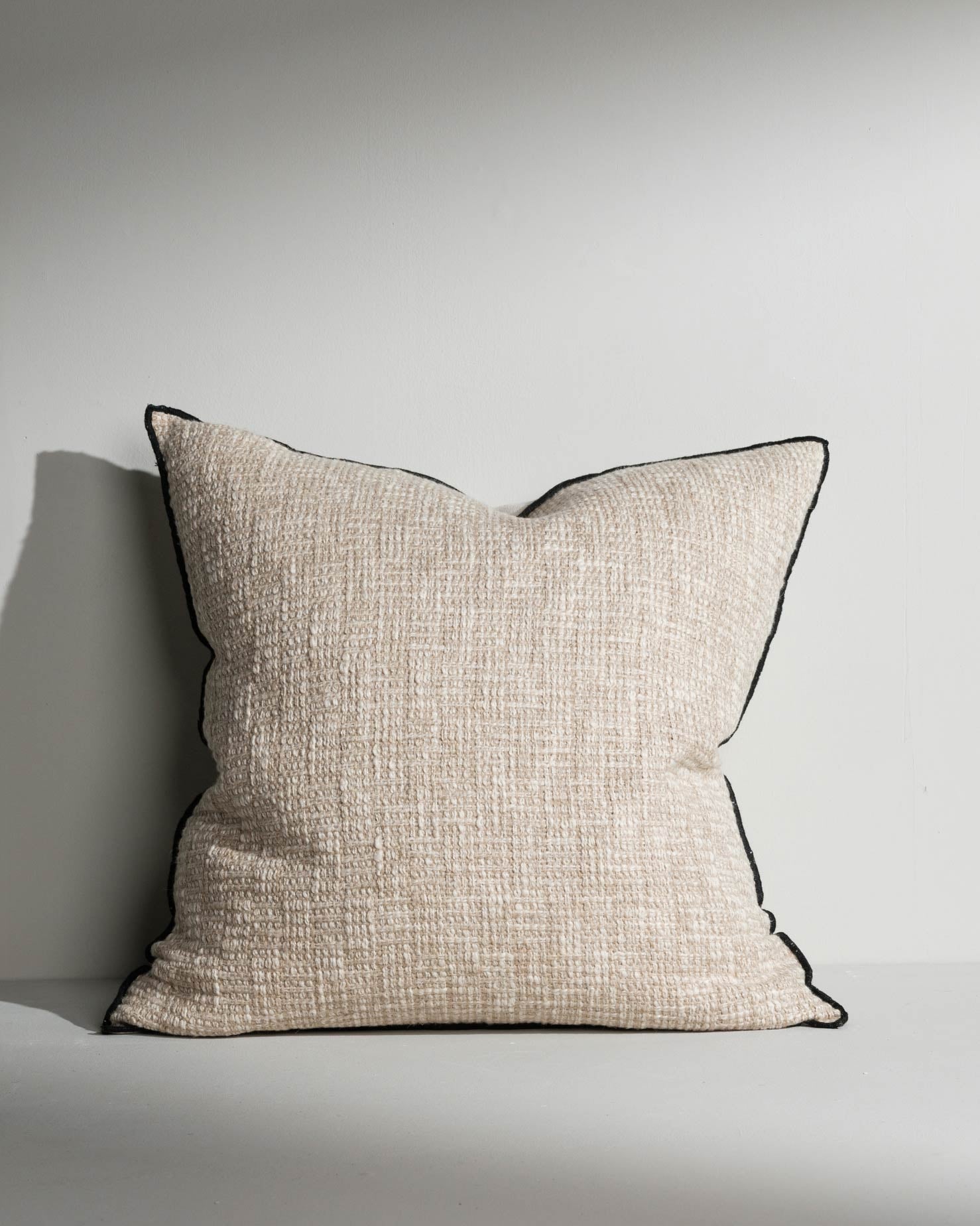 Kaitlyn textured cream square cushion with contrast piping – Anboise
