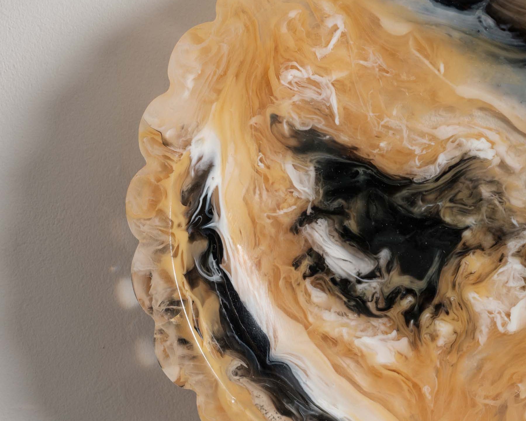 Close‑up of scalloped resin edge and soft amber colour - Anboise