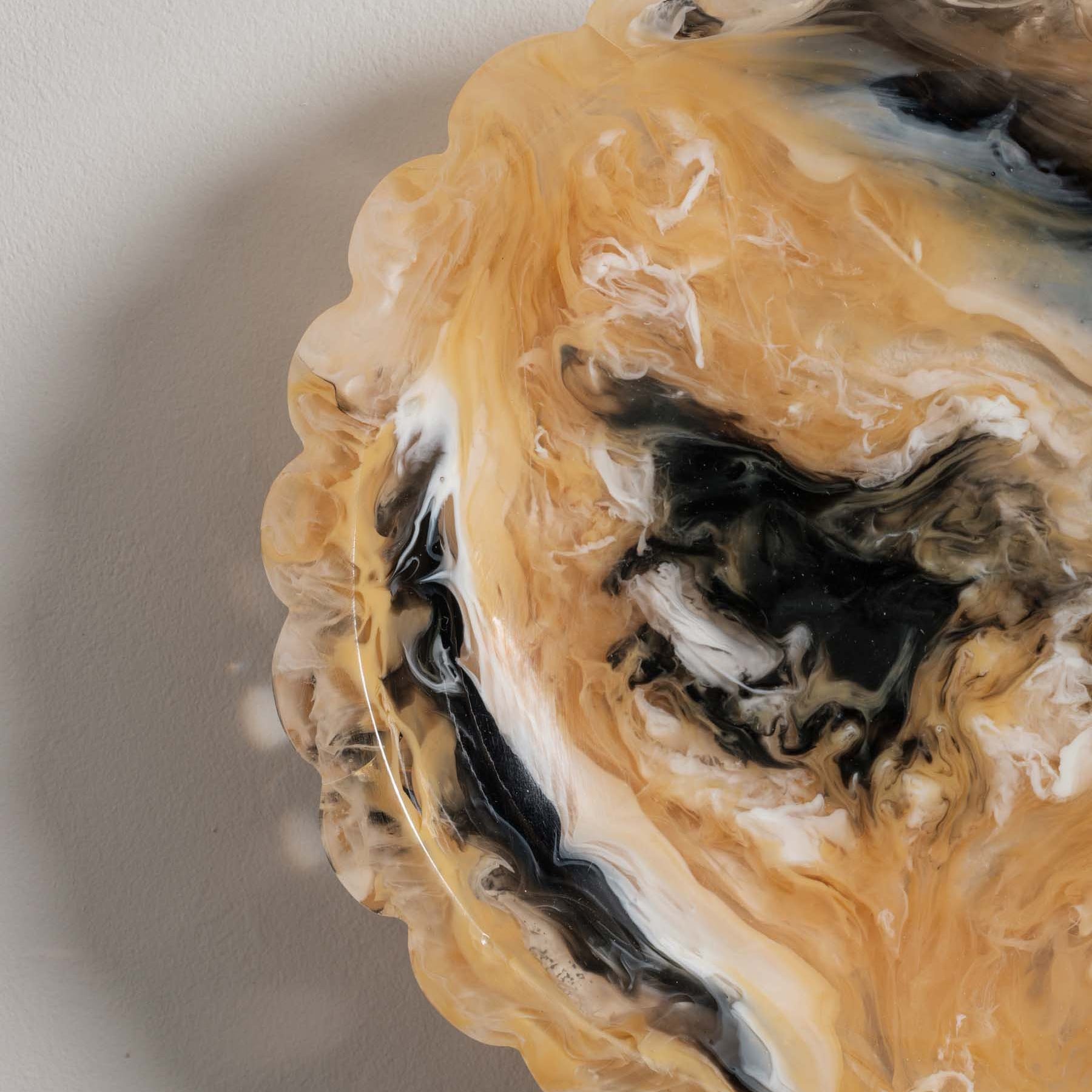 Close‑up of scalloped resin edge and soft amber colour - Anboise