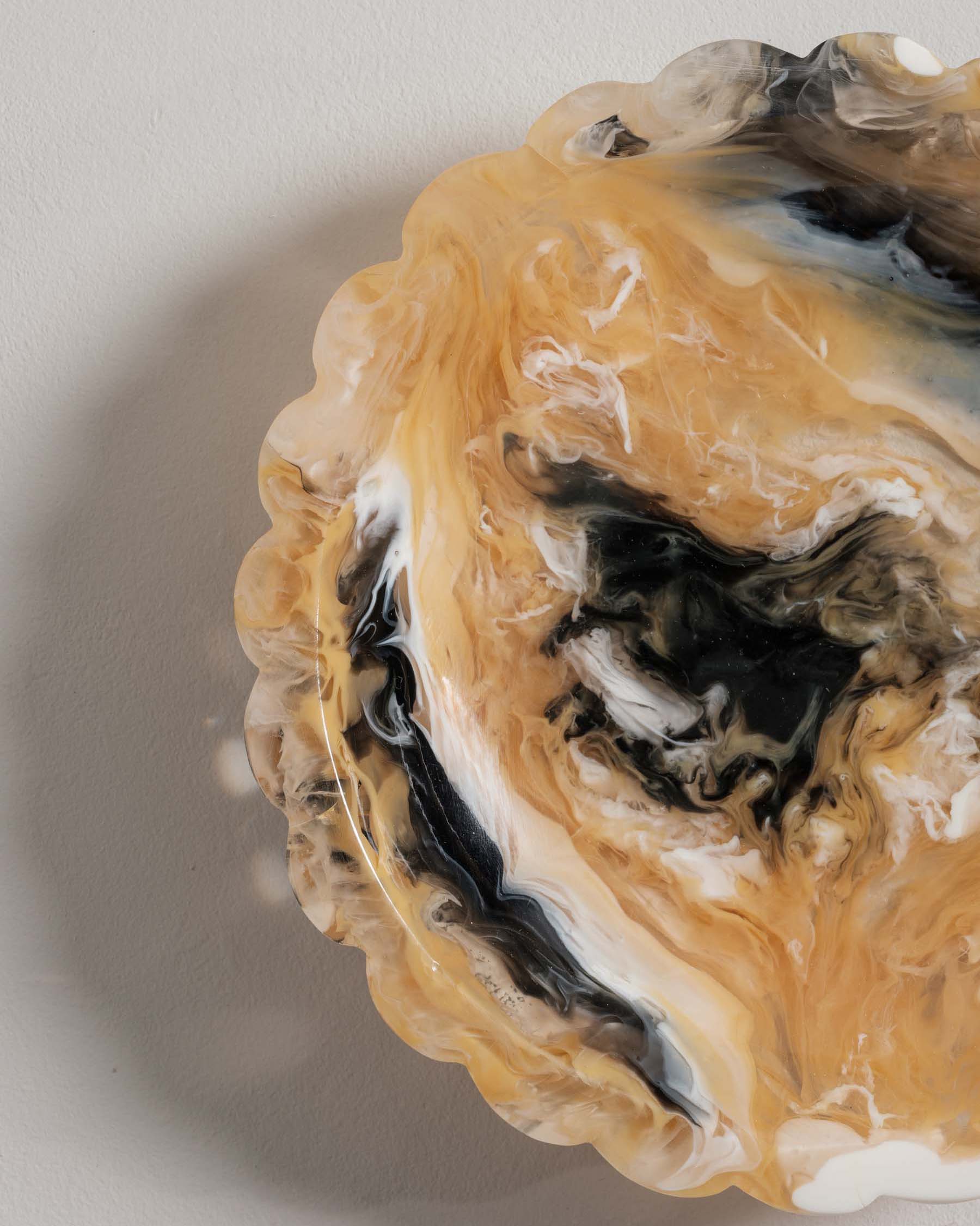 Close‑up of scalloped resin edge and soft amber colour - Anboise