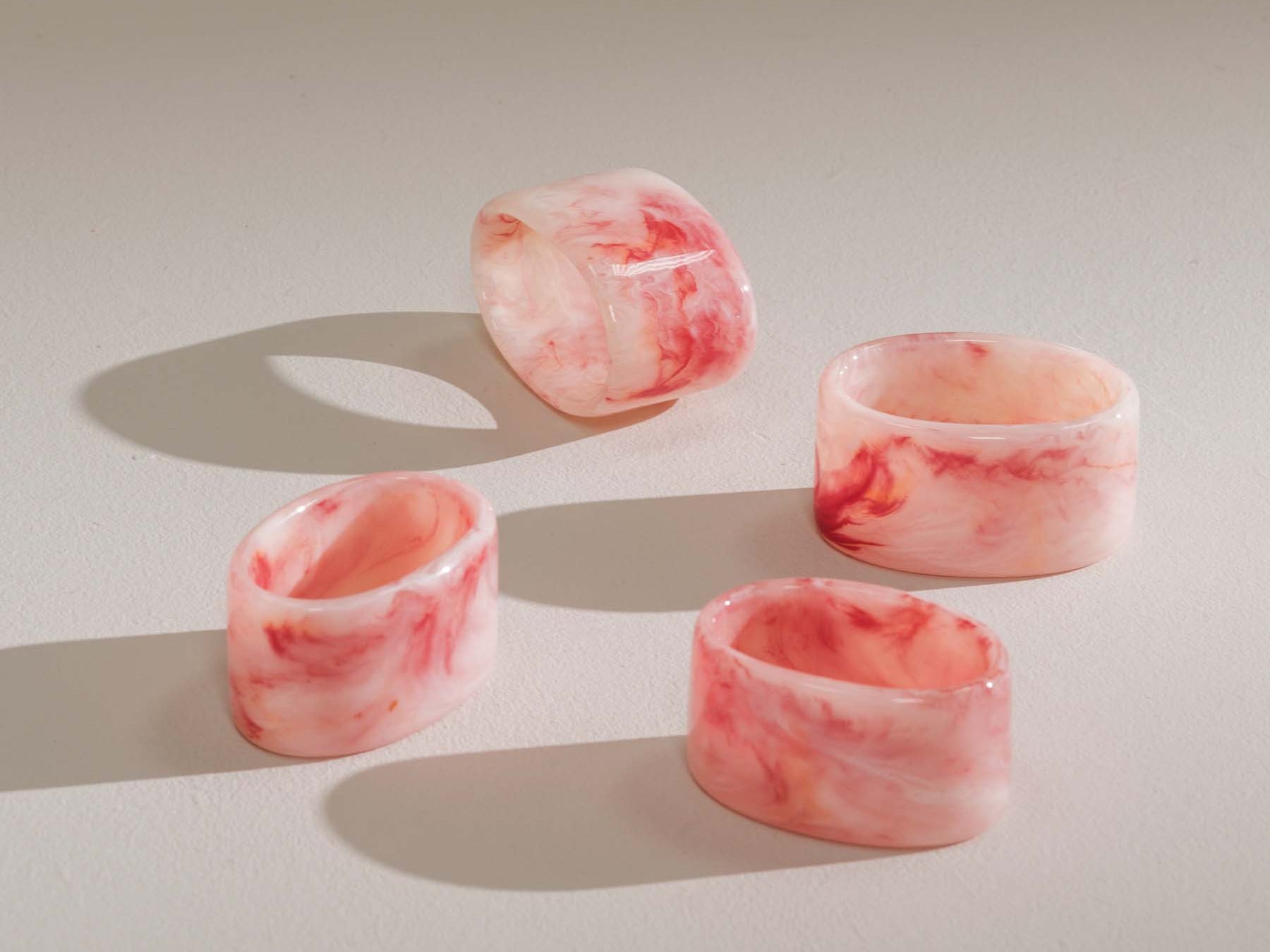 Zariah pink resin napkin rings – set of four – Anboise