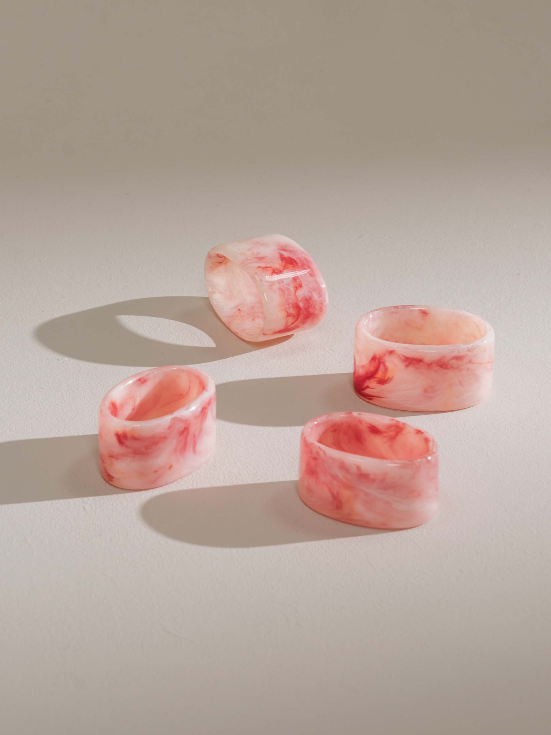 Zariah pink resin napkin rings – set of four – Anboise