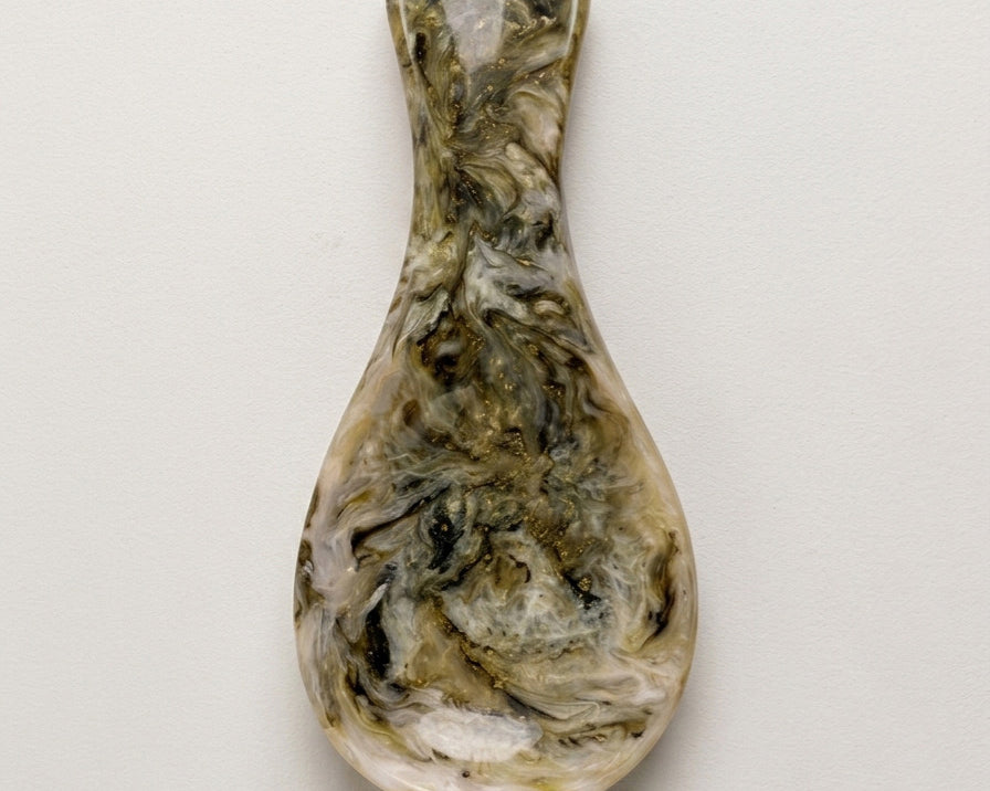 Decorative marbled resin spoon holder in green and neutral tones | Anboise