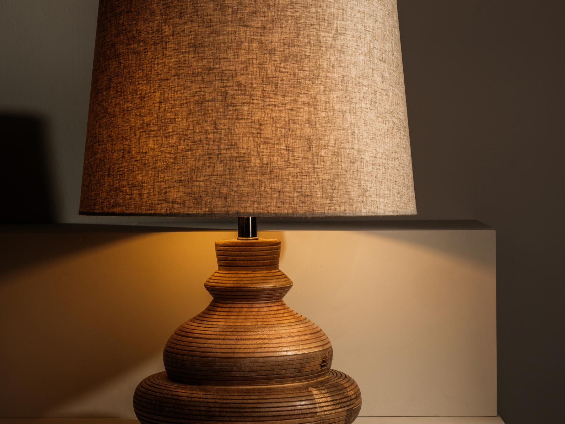 Wooden table lamp with fabric cord and warm glow - Anboise