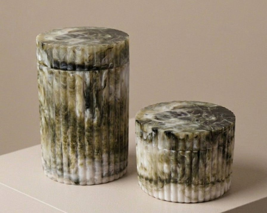 Lidded Green Resin Pots with marbled finish and ribbed sides – Anboise