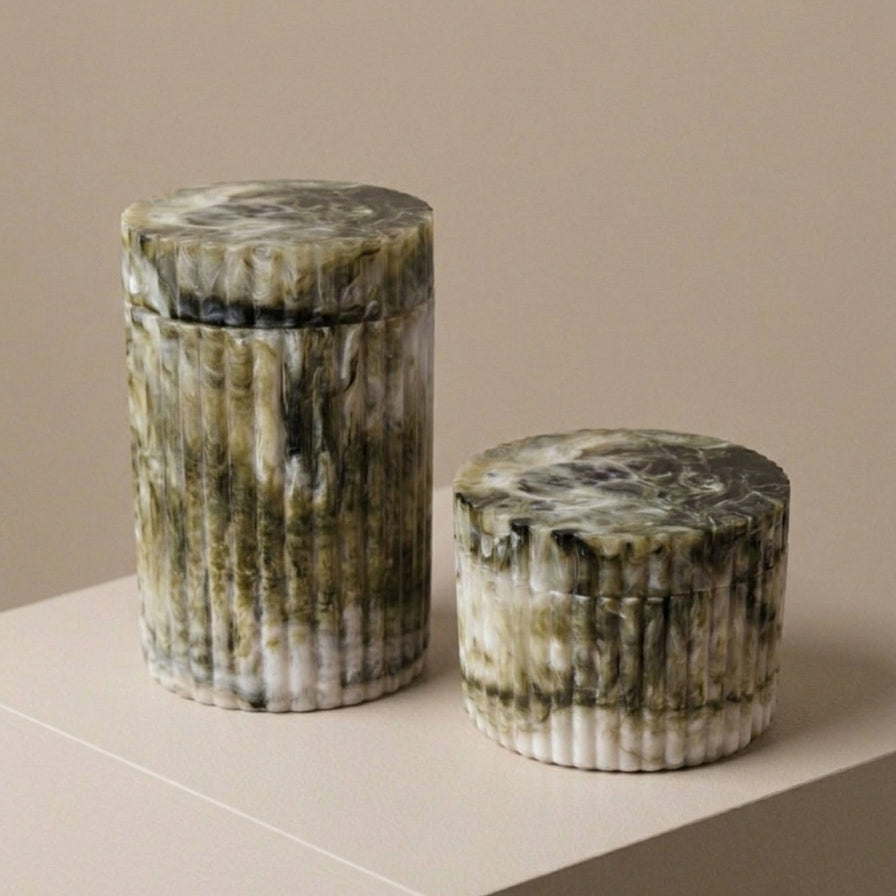 Lidded Green Resin Pots with marbled finish and ribbed sides – Anboise