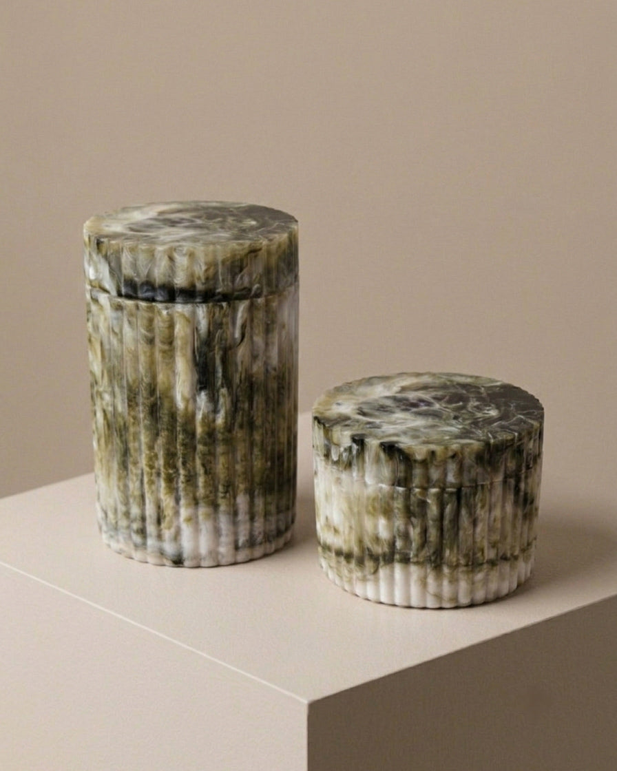 Lidded Green Resin Pots with marbled finish and ribbed sides – Anboise