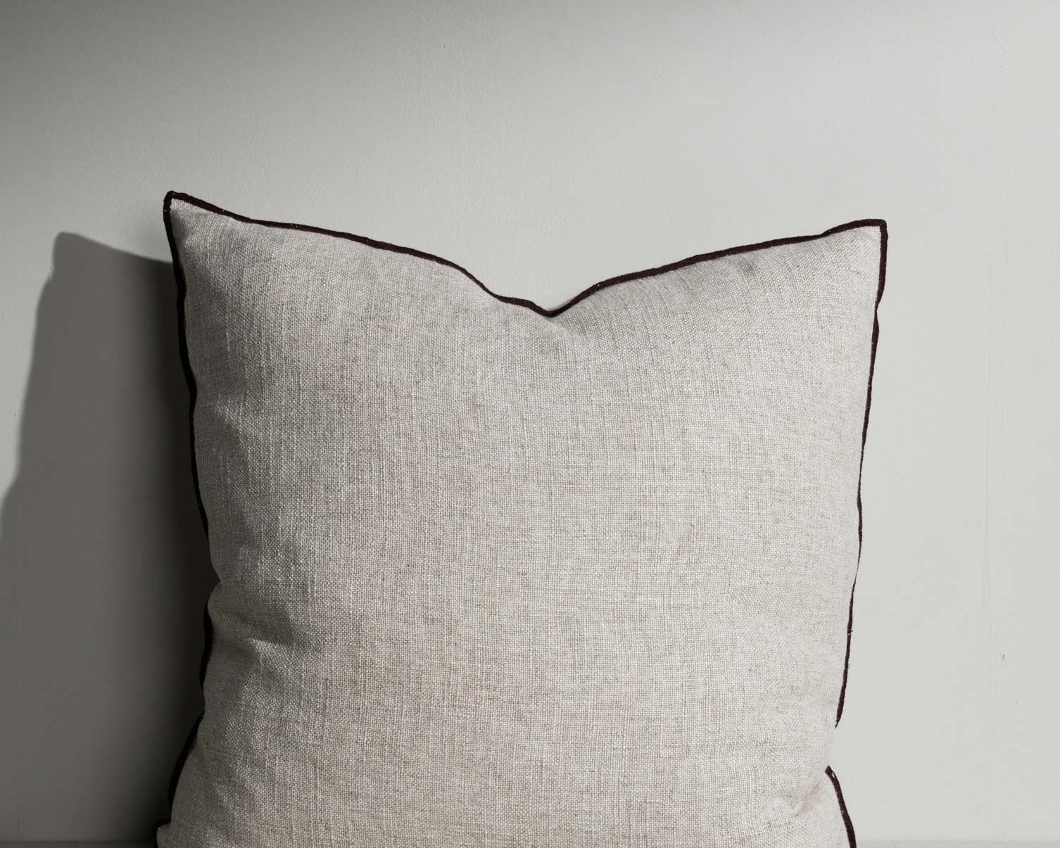 Matilda woven off‑white cushion with contrast piping – Anboise