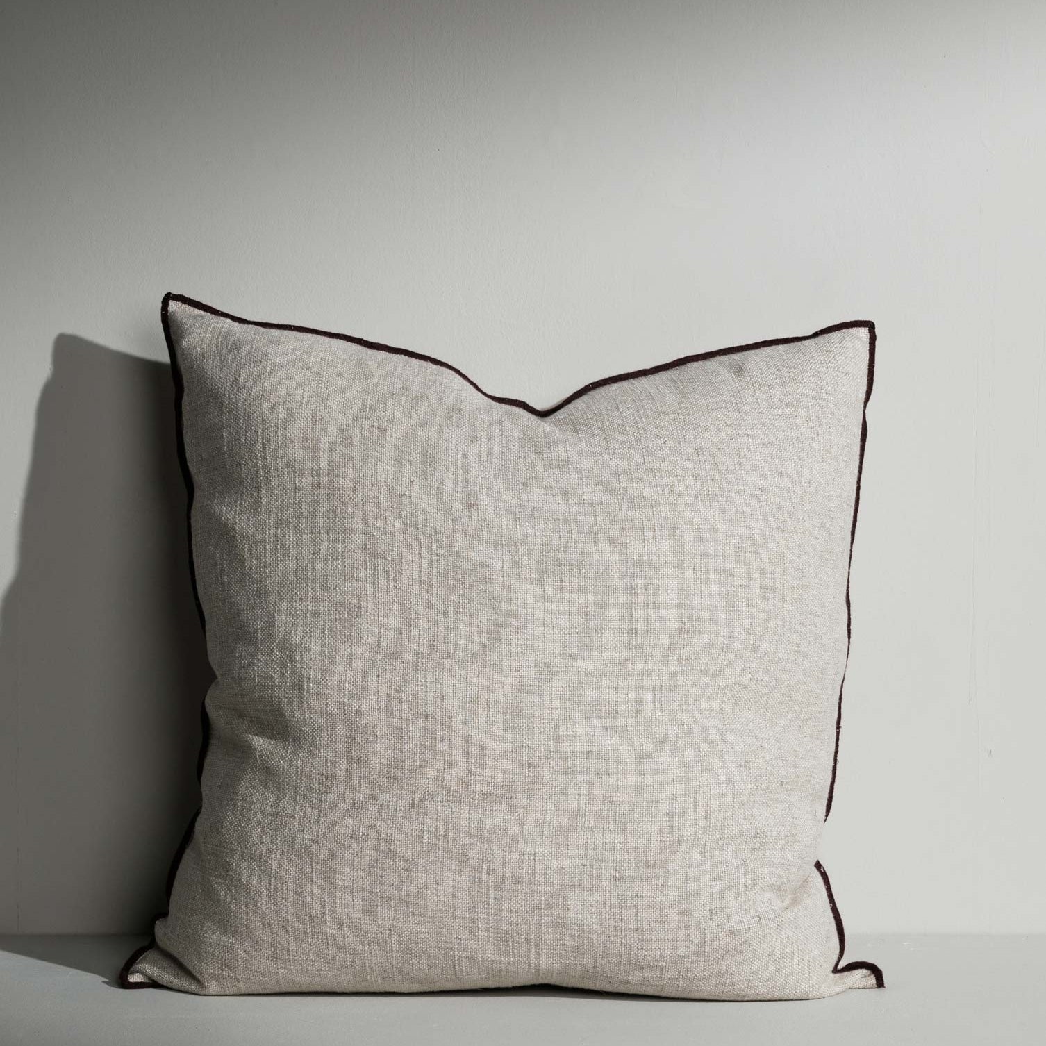 Matilda woven off‑white cushion with contrast piping – Anboise