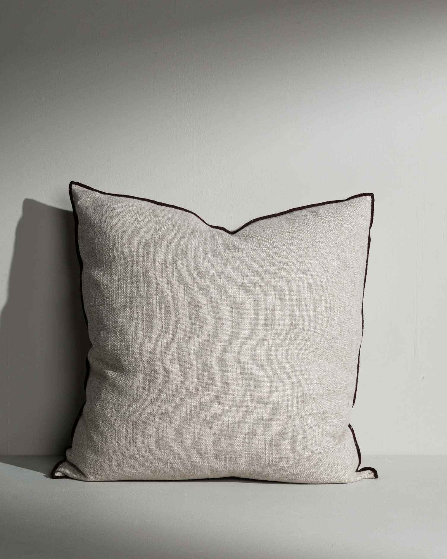 Matilda woven off‑white cushion with contrast piping – Anboise