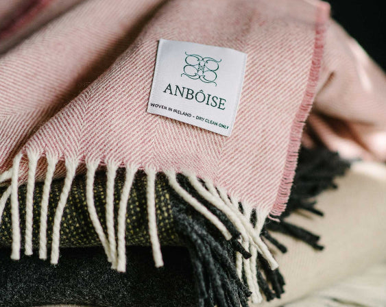 Soft pink Merino throw with fringe detailing - Anboise