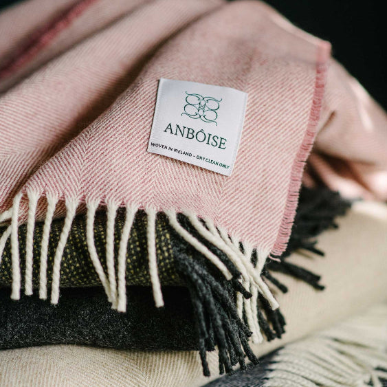 Soft pink Merino throw with fringe detailing - Anboise