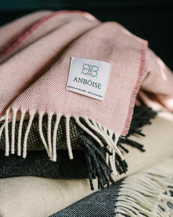 Soft pink Merino throw with fringe detailing - Anboise