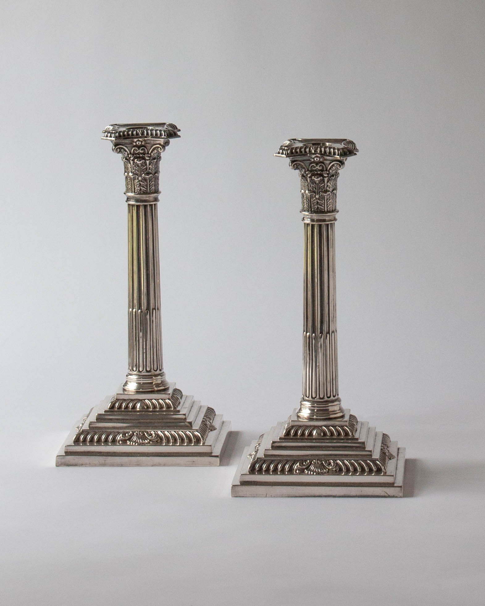 Candelabros antiguos de columna corintia de plata