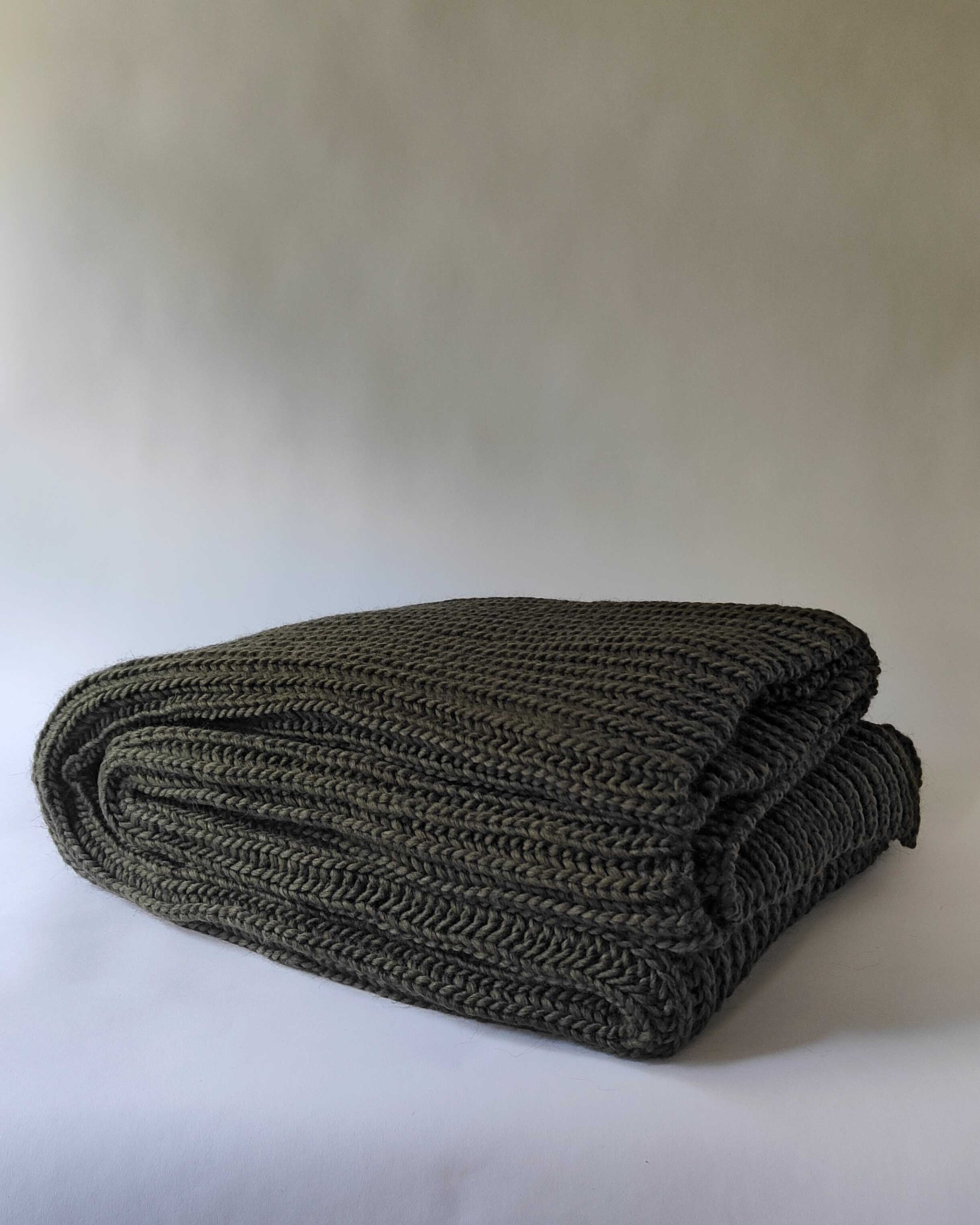 Elaina Dark Green Cable Knit Throw Anboise