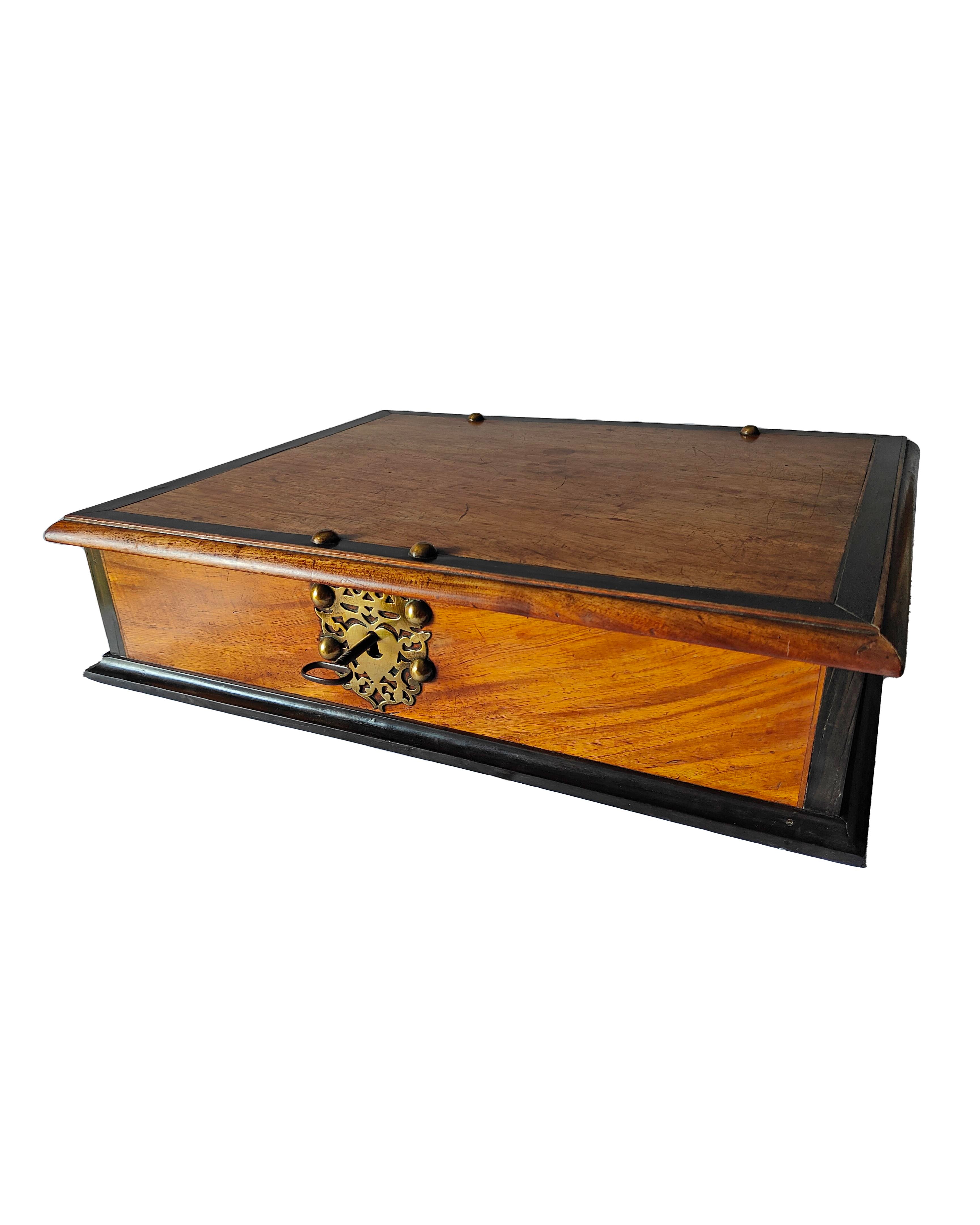 Caja indonesia del siglo XVIII