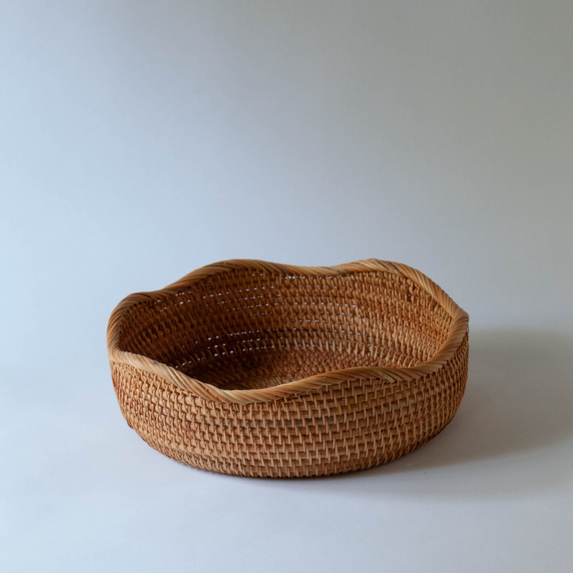 Close‑up of scalloped rattan edge detailing - Anbosie