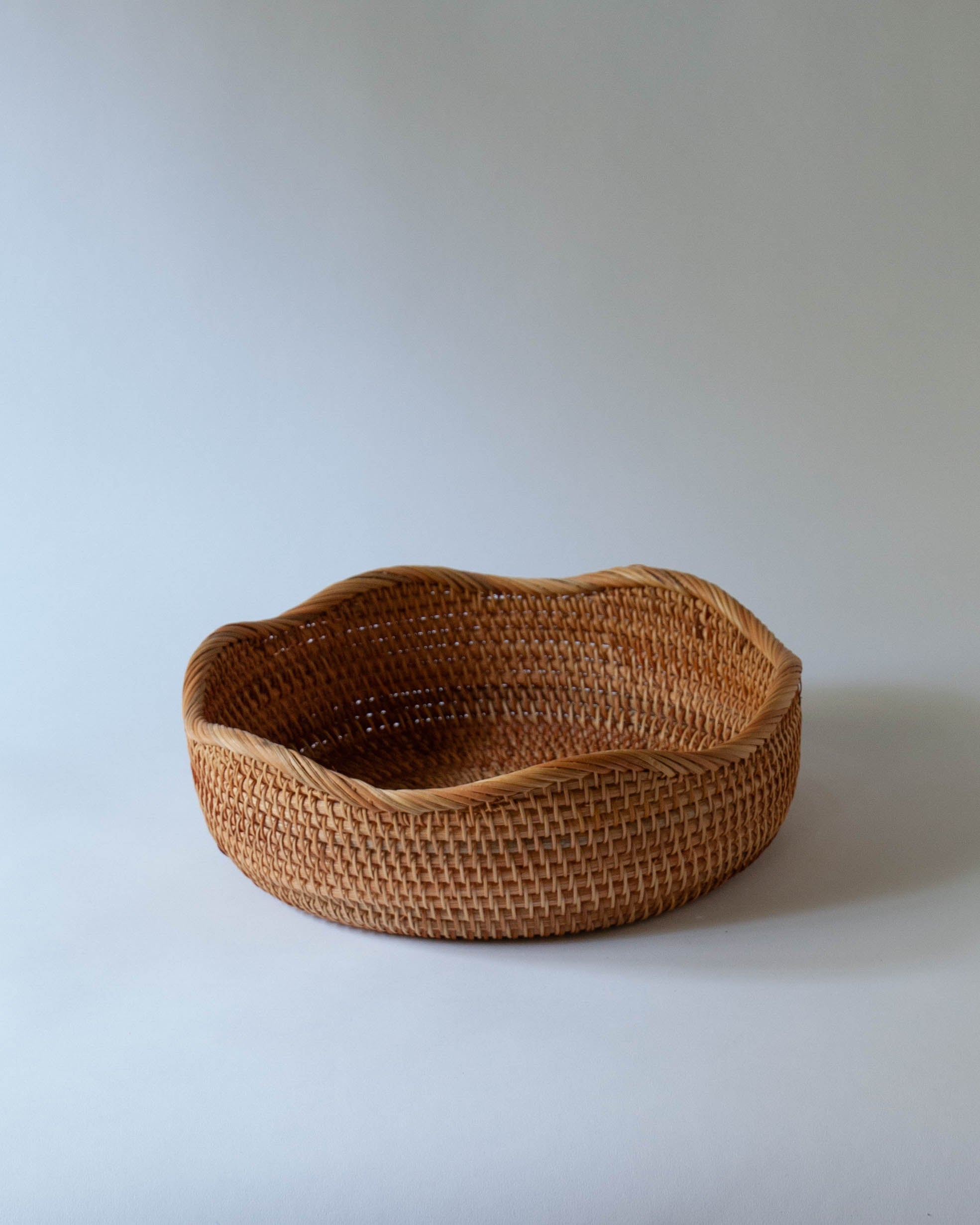 Close‑up of scalloped rattan edge detailing - Anbosie
